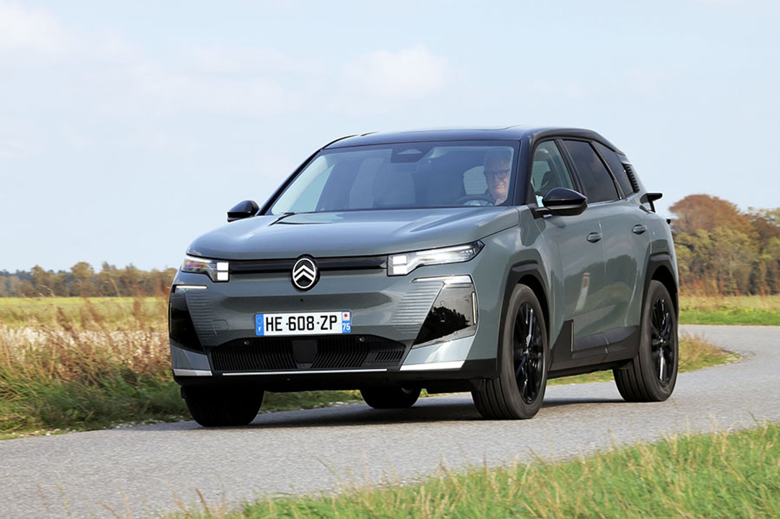 Aircross-betegnelsen overtager stafetten fra de tidligere MPV-modeller med tilnavne som C4 Picasso og C4 Spacetourer. Der er tale om en SUV-model med et traditionelt og ikke justerbart bagsæde med tre pladser.