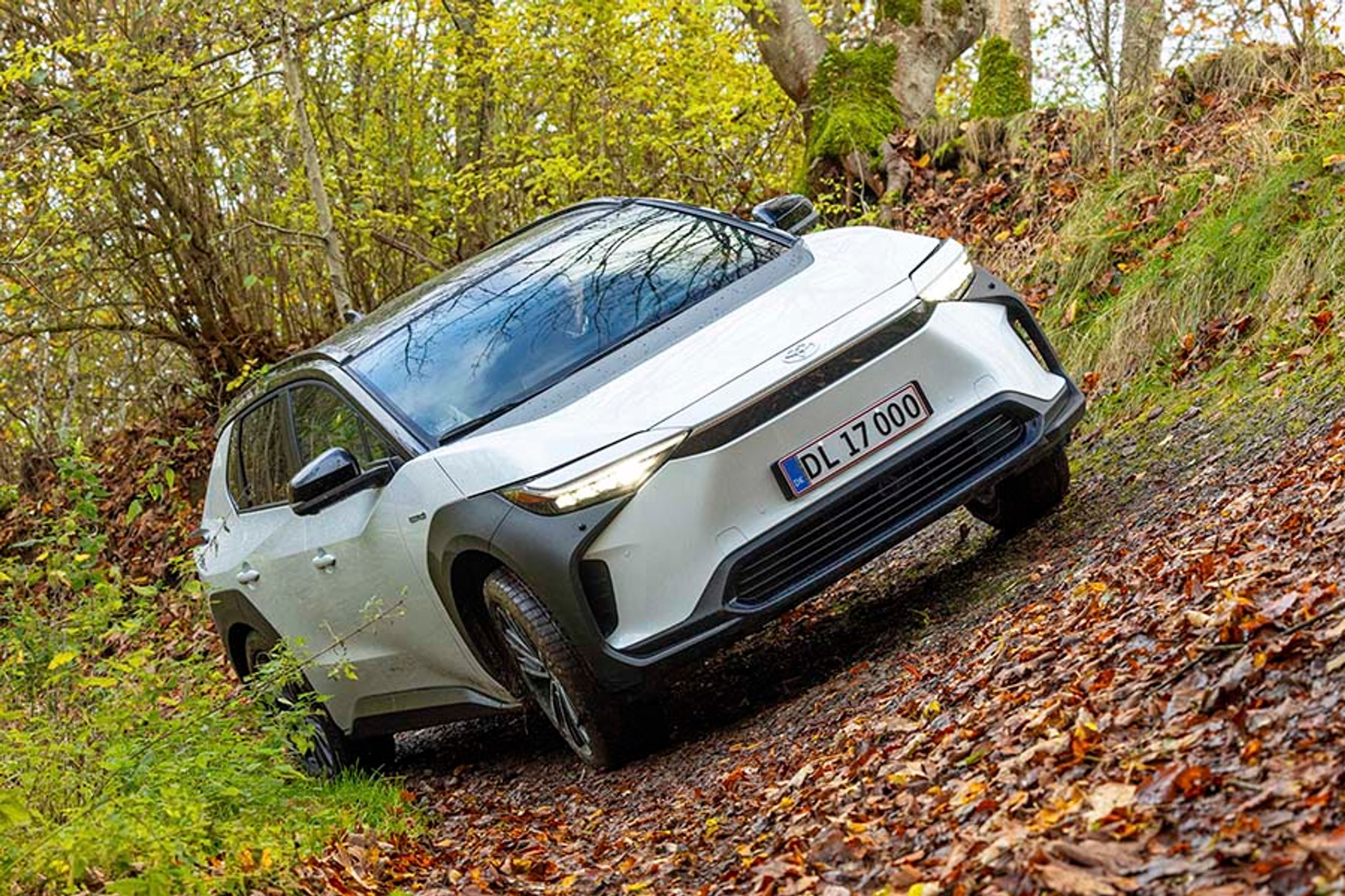 Den firehjulstrukne udgave af Toyota bZ4X klarer sig overraskende godt, hvis man skulle have lyst til en tur væk fra de asfalterede veje.