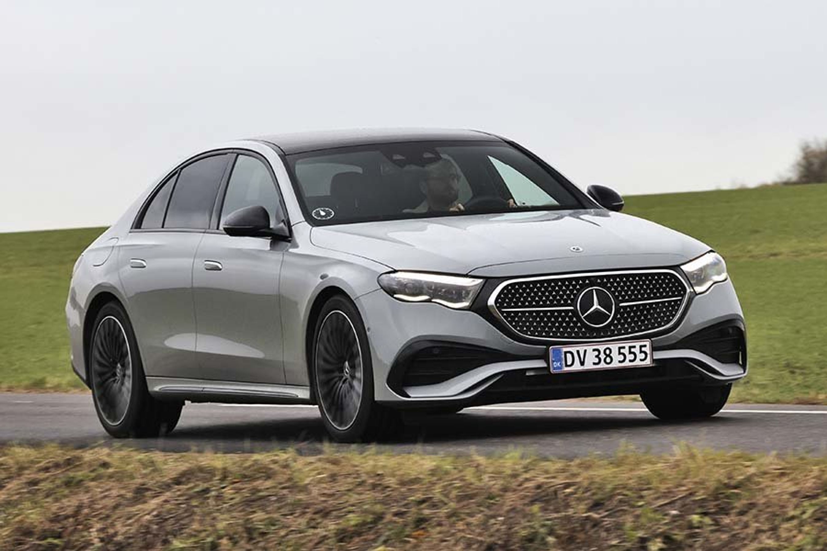 Mercedes-Benz E400 PHEV set forfra, mens den kører på en landevej