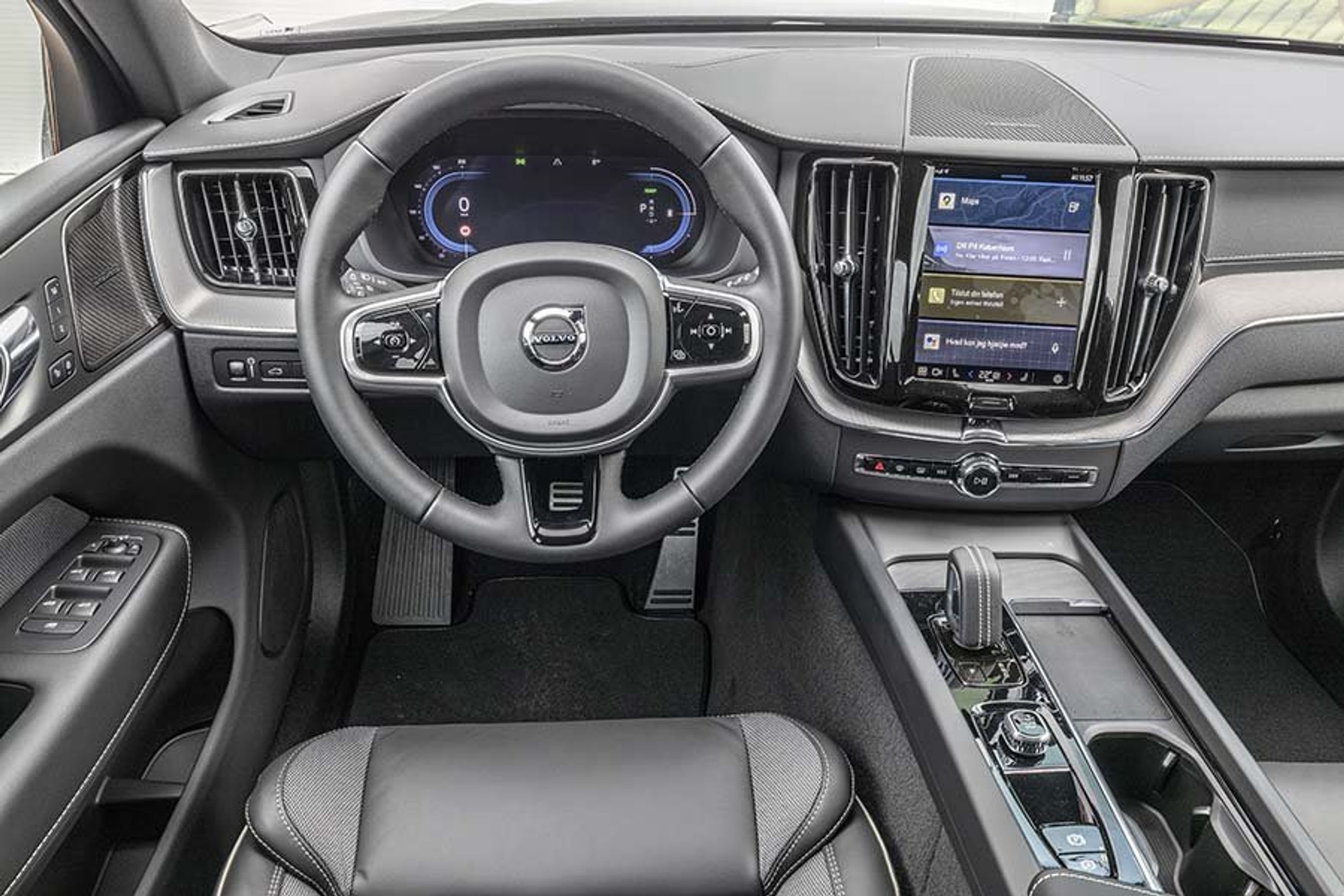 Førerpladsen er opdateret med digitalt instrumenthus og den store skærm i midten