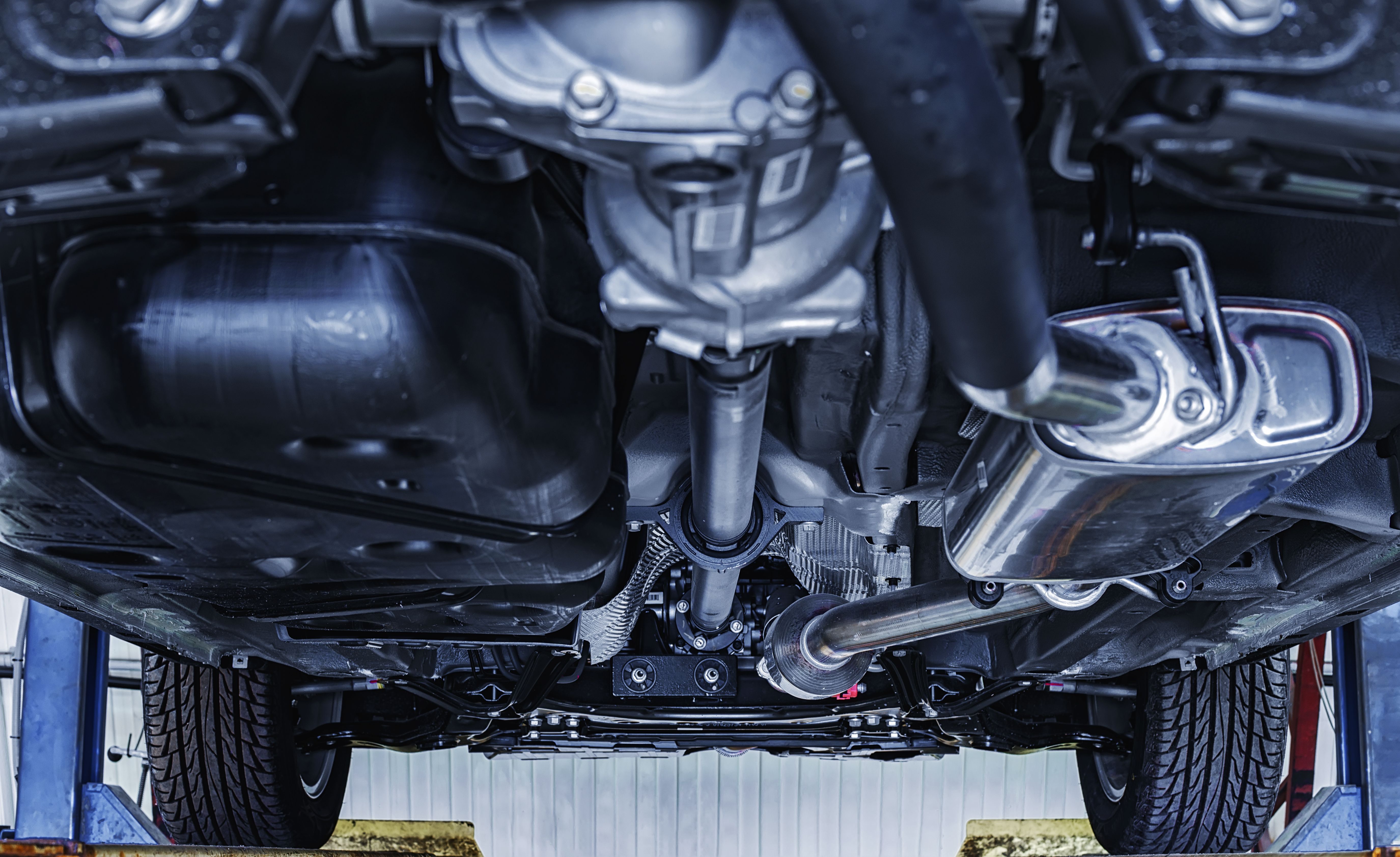 Bil holder på en lift, så man kan se undervognen.