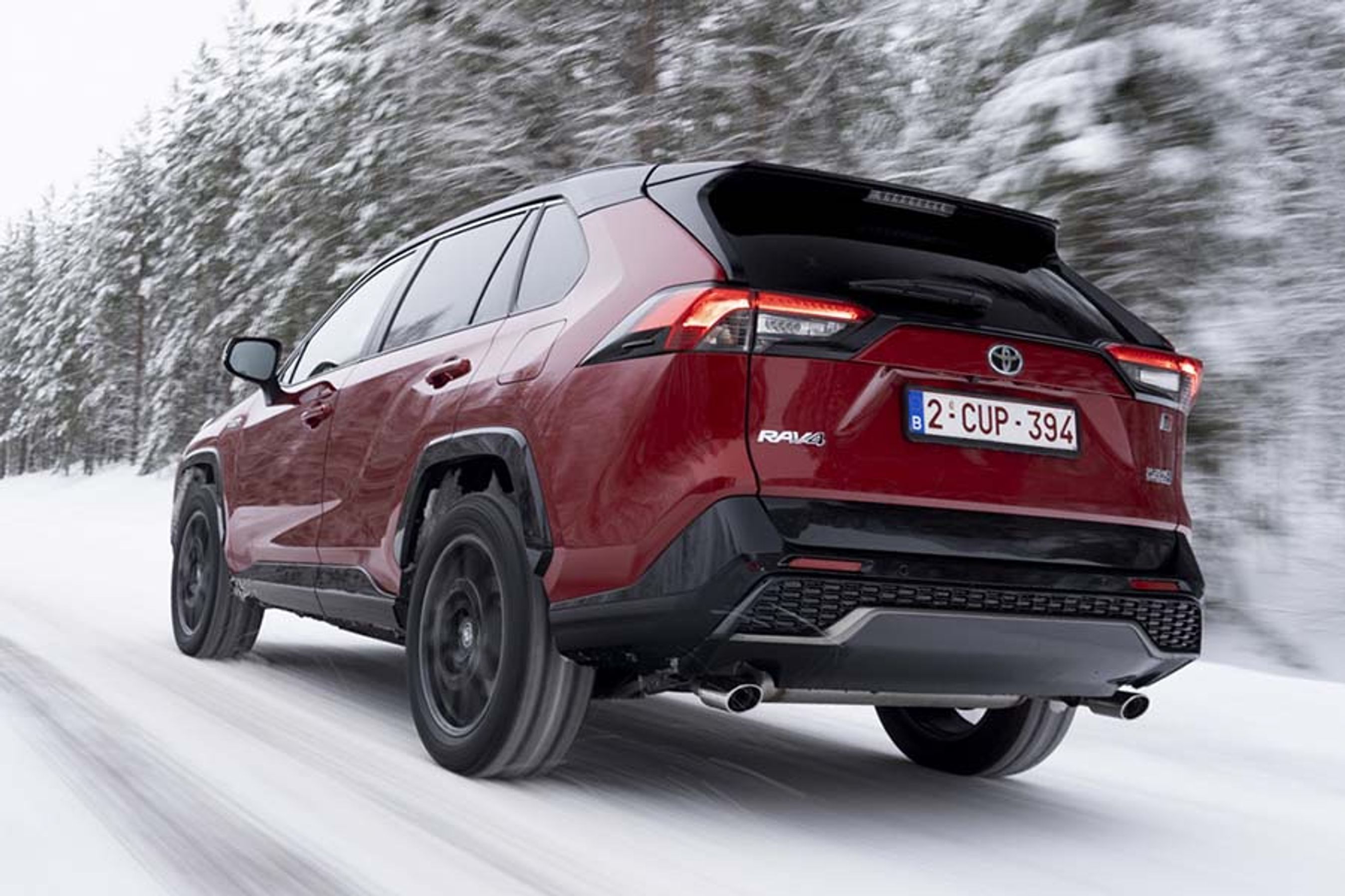 Man kan køre en del på el, men de to store udstødningsrør viser, at der også er en kraftig benzinmotor til stede.