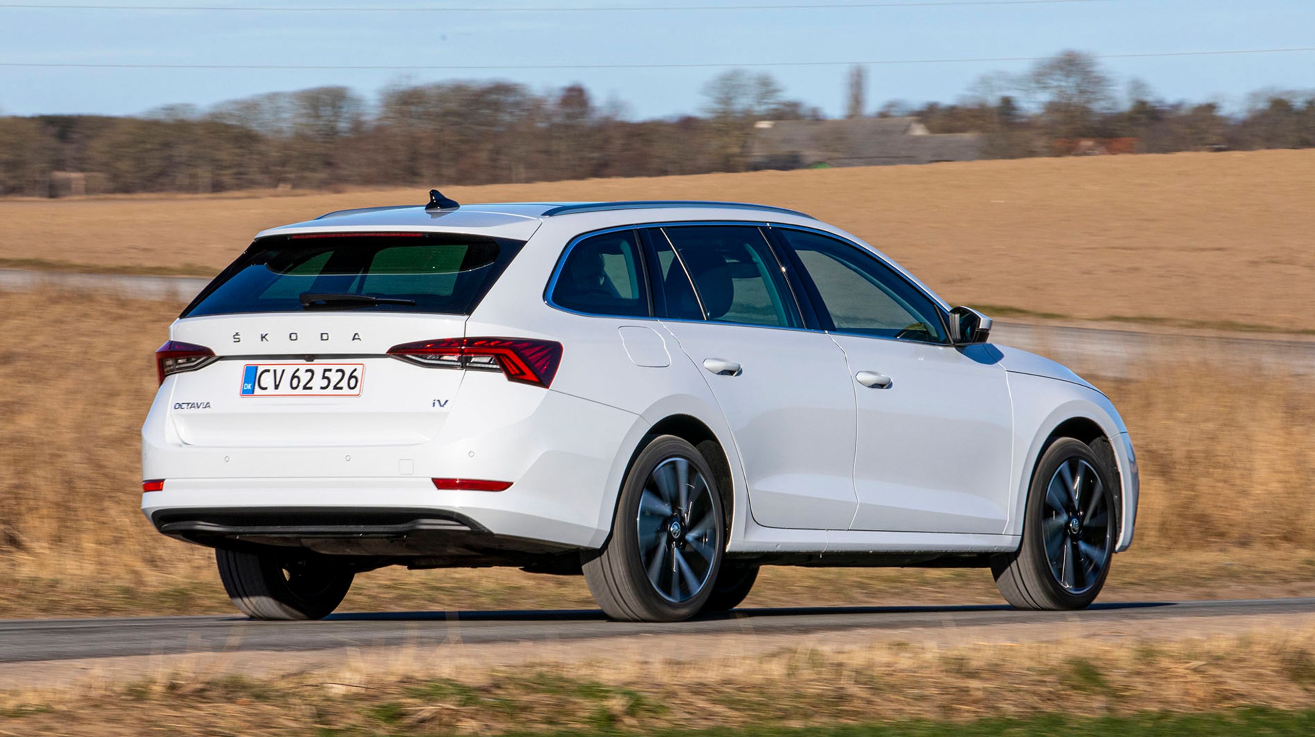 Skoda Octavia er klar i en helt ny generation og fås både som femdørs hatchback og som denne stationcar. Som noget nyt fås den også som plugin-hybrid.