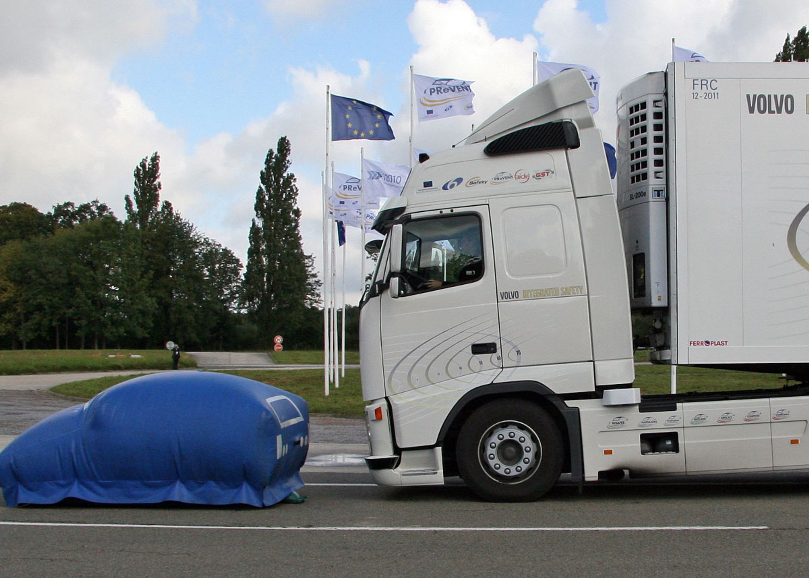 Lastbilproducenterne er langt fremme med udviklingen af automatiske nødstop-systemer.
