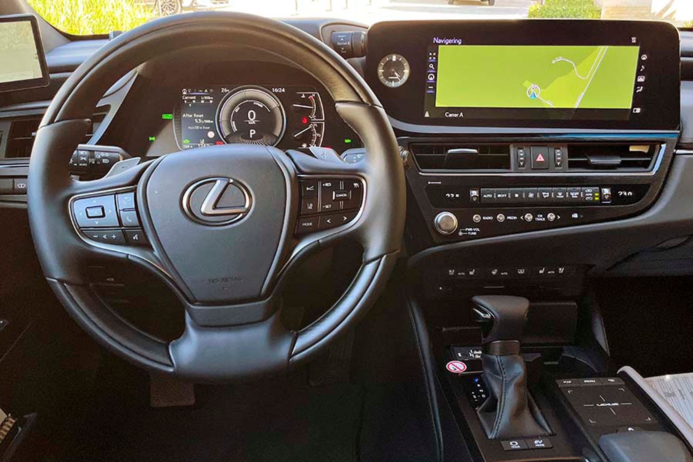 Instrumenthuset er delvist digitalt, men Lexus har valt at bruge en masse plads på en stor analog tankmåler og kølevandsmåler.