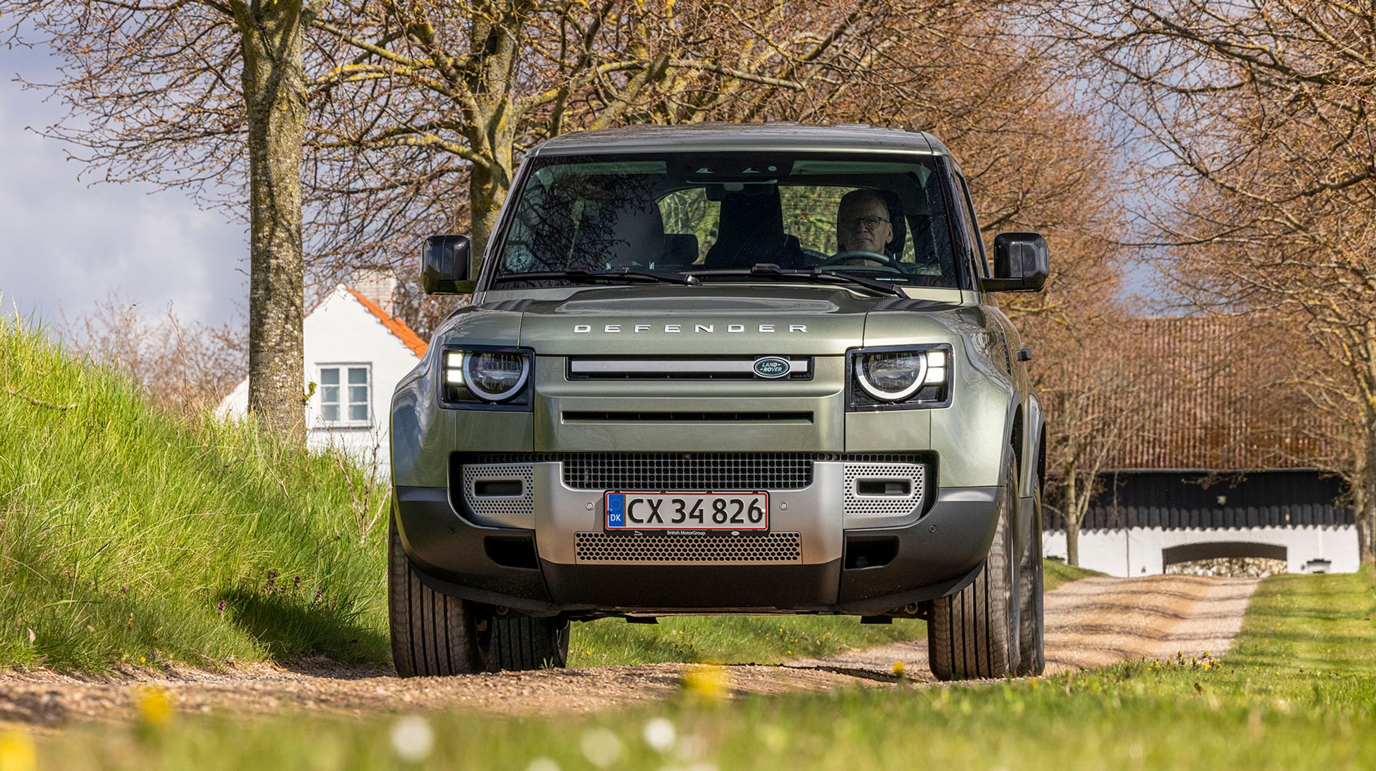 Defender har været ensbetydende med Land Rover siden 2. verdenskrig, men nu er modellen kommet i denne nye generation, der på den ene side fastholder mange af den oprindelige bils designdetaljer, og på den anden side er blevet en topmoderne bil. Den nye generation af Land Rover Defender kommer i to længder med denne tredørs 90” som den mindste. 