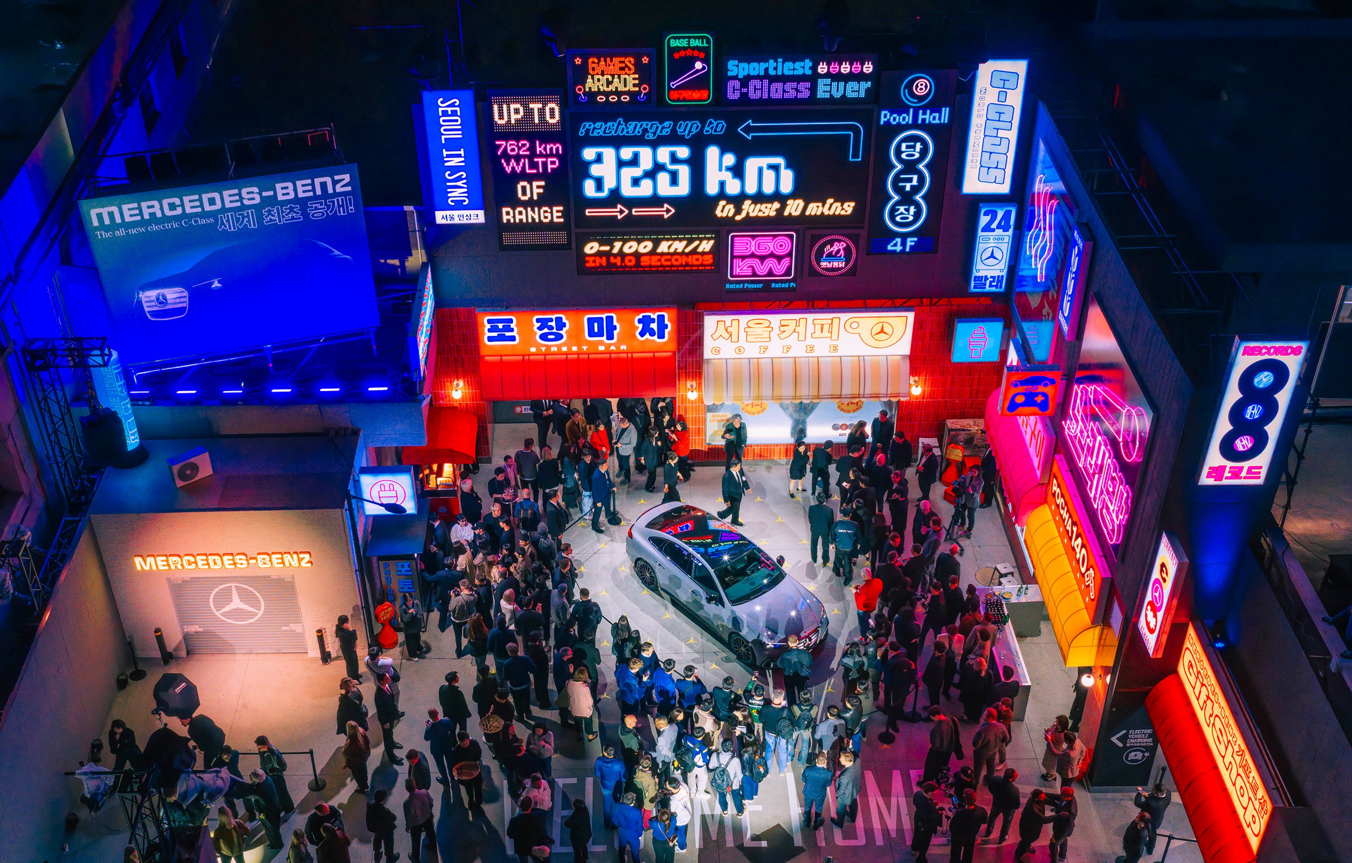 Bilpræsentation i en kulisseby.