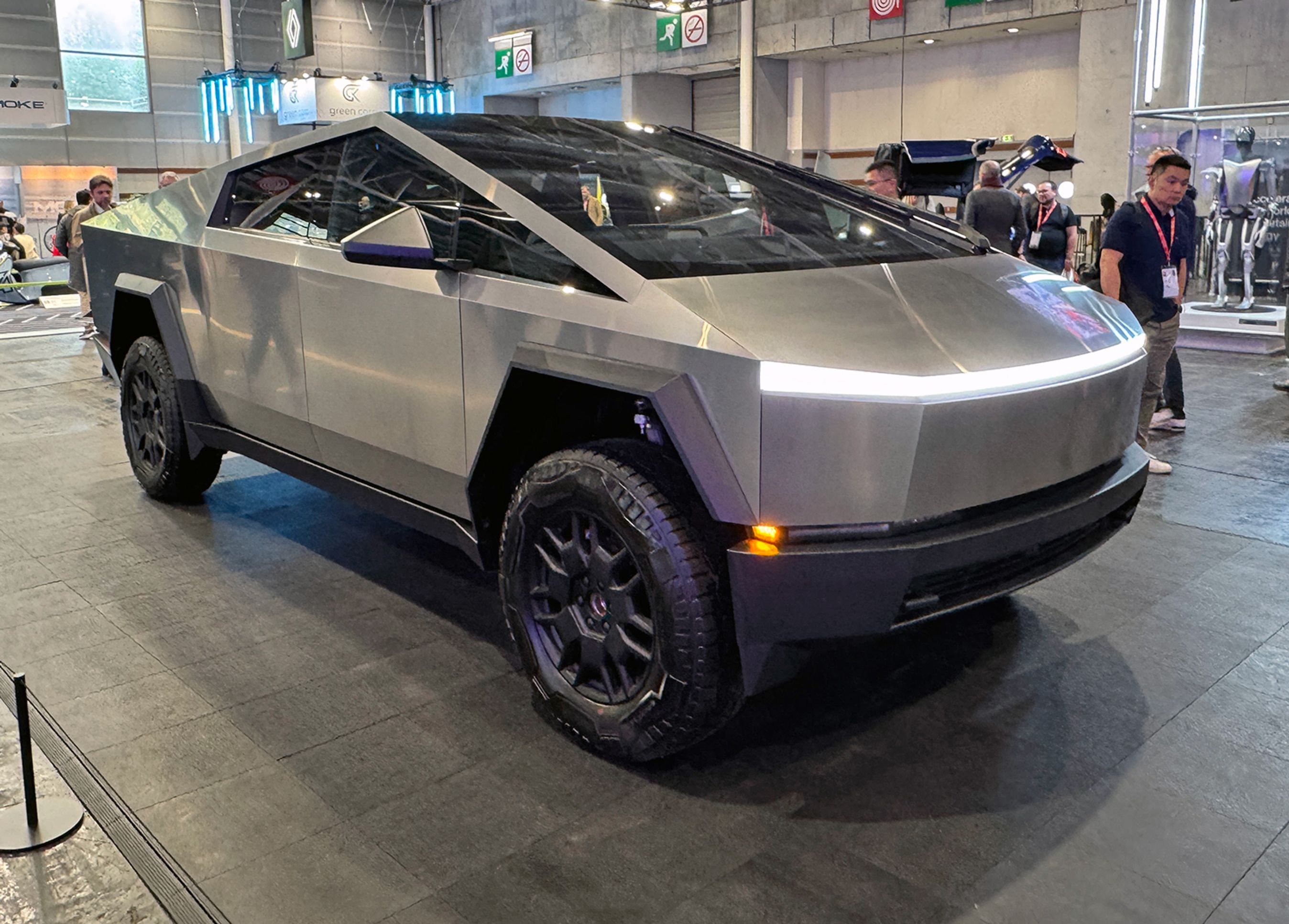 Tesla deltager sjældent i biludstillinger,  Men i år er elbilmærket tilbage, måske drevet af vigende salg i store dele af Europa. Tesla havde taget alle produktionsmodeller med, inkl. den enorme Cybertruck, der ikke sælges i Europa. Men det skete på udstillingens mest ynkelige stand – ikke så meget som et gulvtæppe var der blevet råd til.