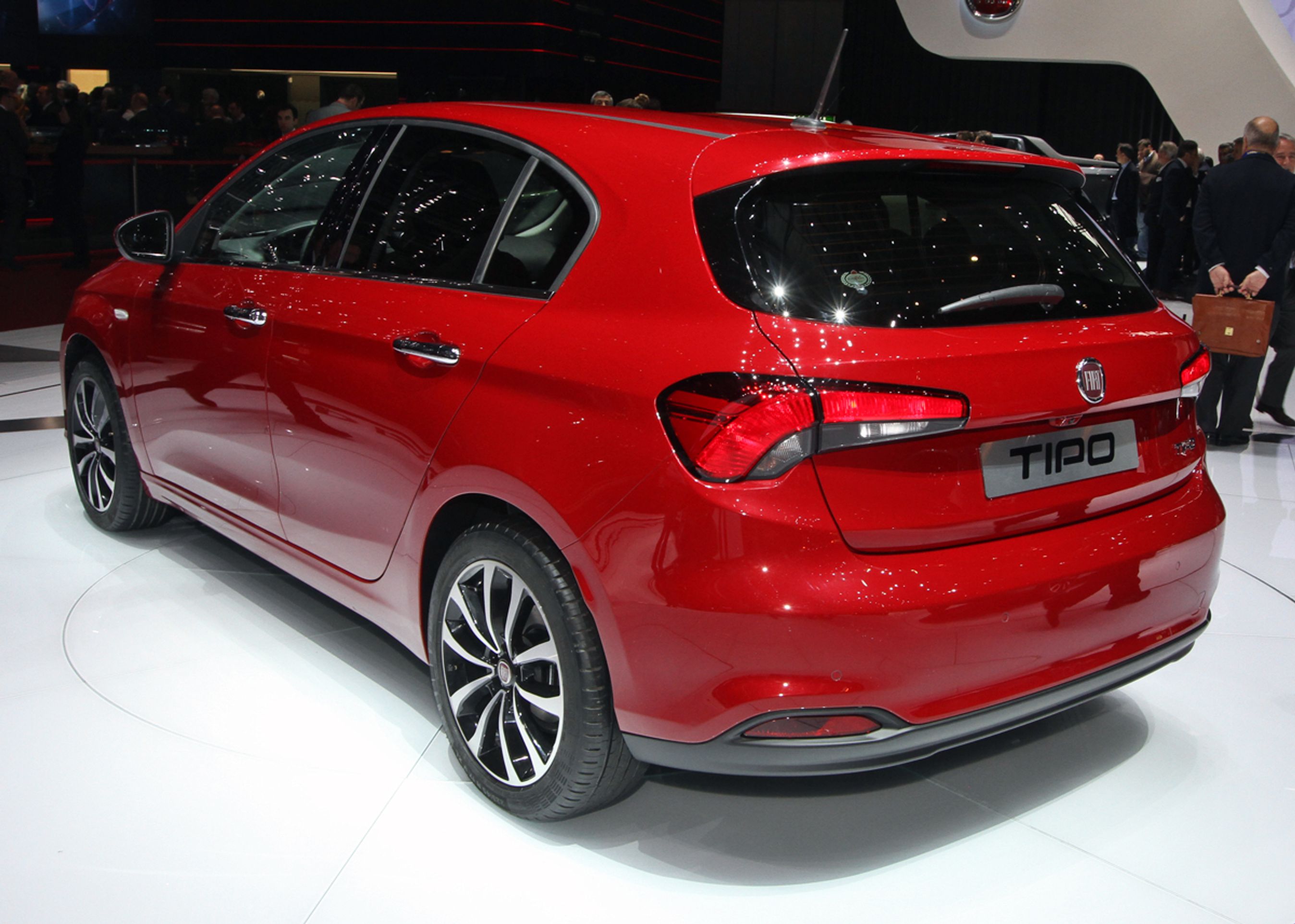 Den femdørs og stationcaren har samme baglygter. 