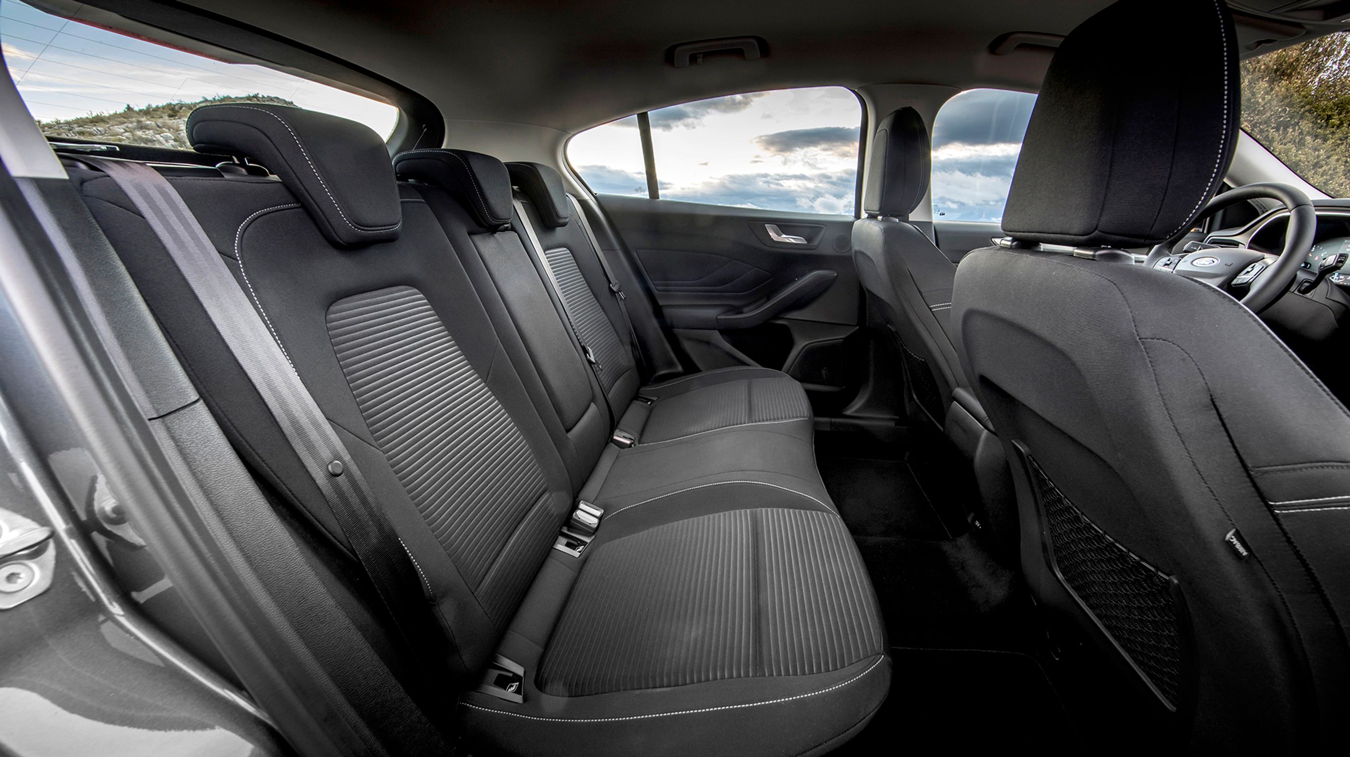 Der er virkelig god plads til knæene ved bagsædet takket være den lange kabine. Loftshøjden er mere kneben i femdørsudgaven, og med glastag er den direkte kritisk.