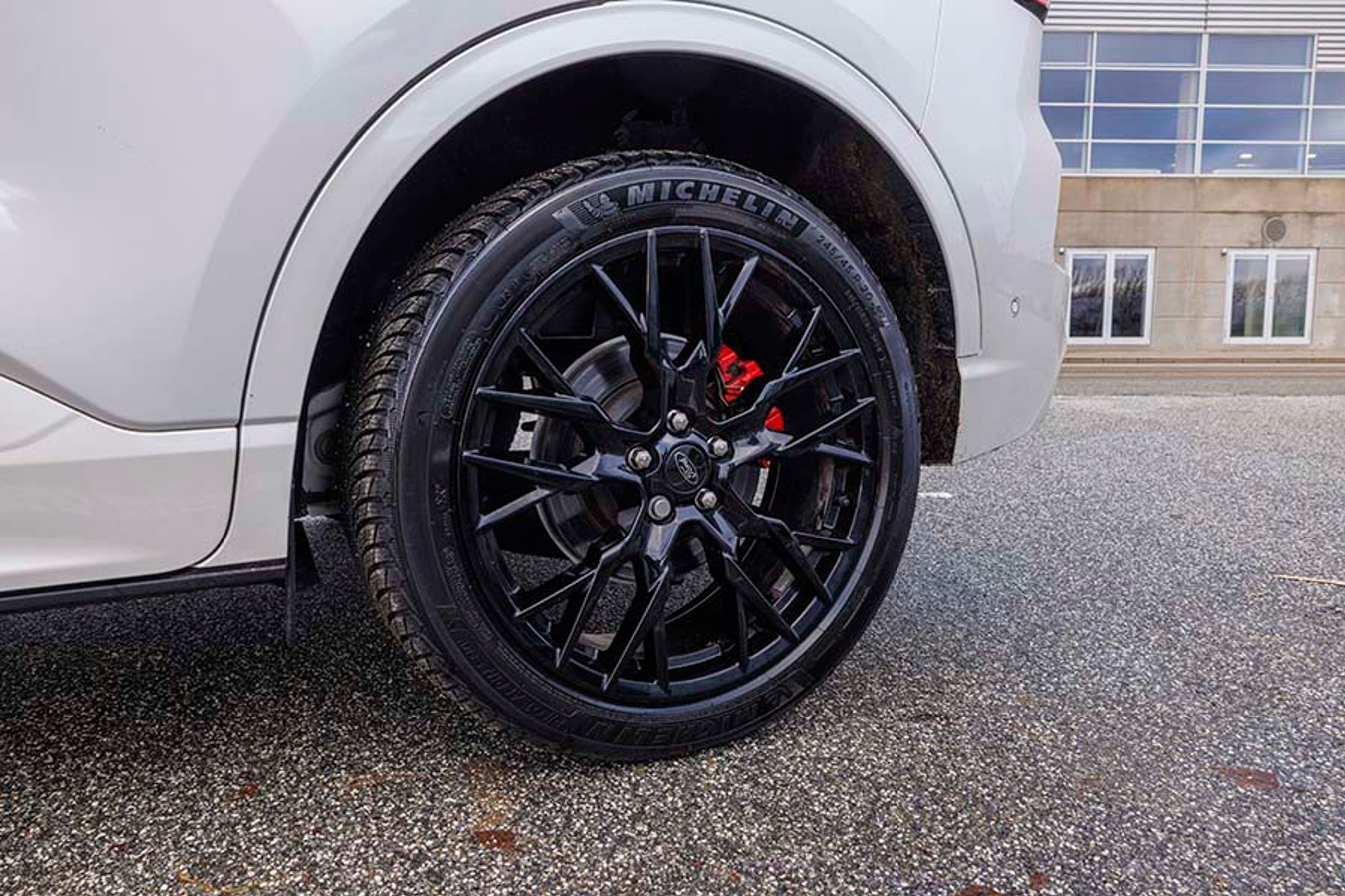 Som en del af Black Package-pakken til 32.020 kr. får man disse 20-tommer sorte alufælge og de bagvedliggende røde bremsekalibre.