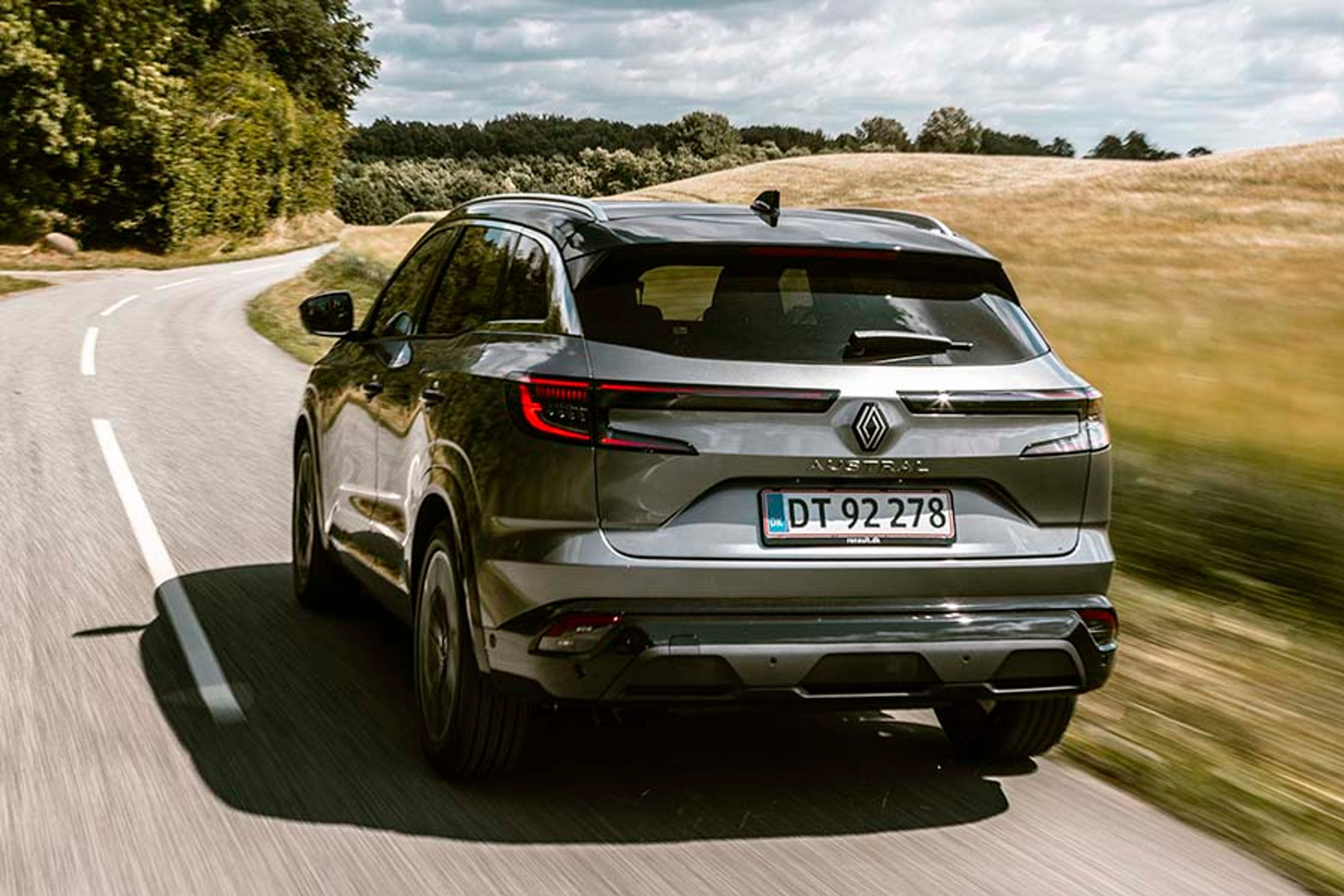 2. Bagfra Baglygternes LED-lysbånd løber i næsten hele bilens bredde under bagruden. Bagklappen er elbetjent.