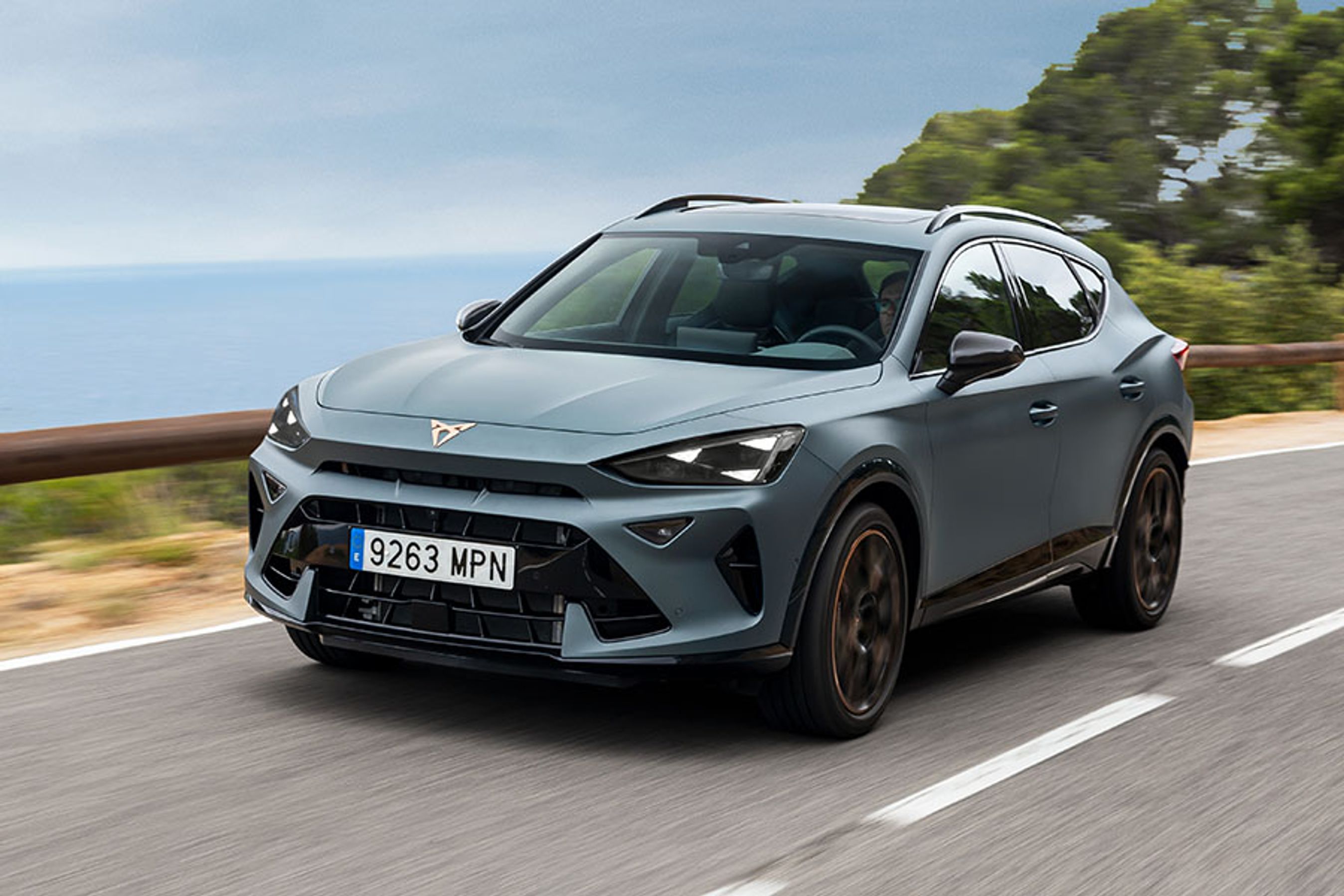 Formentor er den mest solgte bilmodel fra Cupra. Den har nu fået et facelift, som bl.a. ses ved fronten, der er sænket forrest, så der er blevet plads til logoet øverst oppe. Forlygterne har fået tre trekantede LED-felter i hver side, hvilket giver bilen et umiskendeligt ydre.