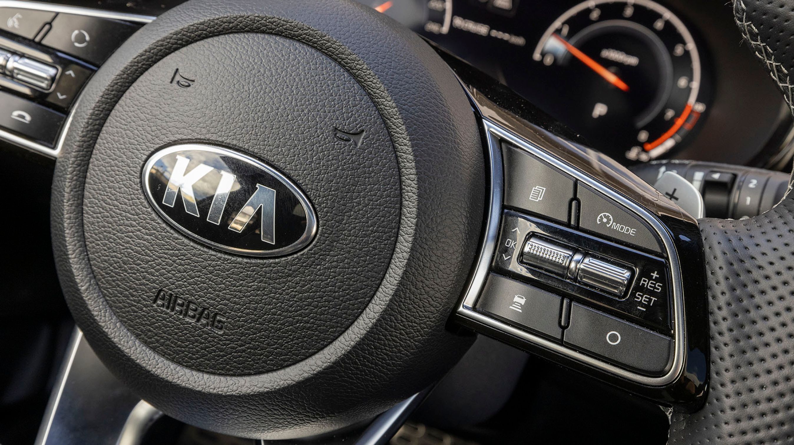 Den adaptive fartpilot fungerer godt, men du kan kun vælge den i forbindelse med automatgear. Og selvom dette utvivlsomt er den bedste kombination, er det ærgerligt at Kias manuelle bilkøbere ikke kan blive aflastet på længere køreture.