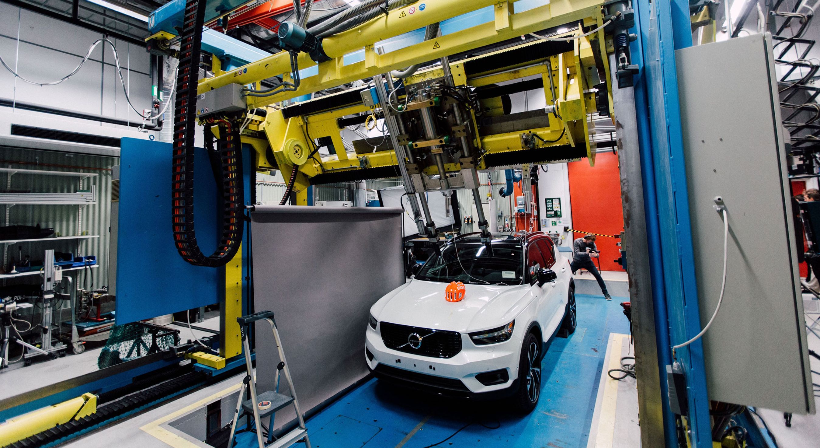 Volvo og POC crashtester nu cykelhjelme