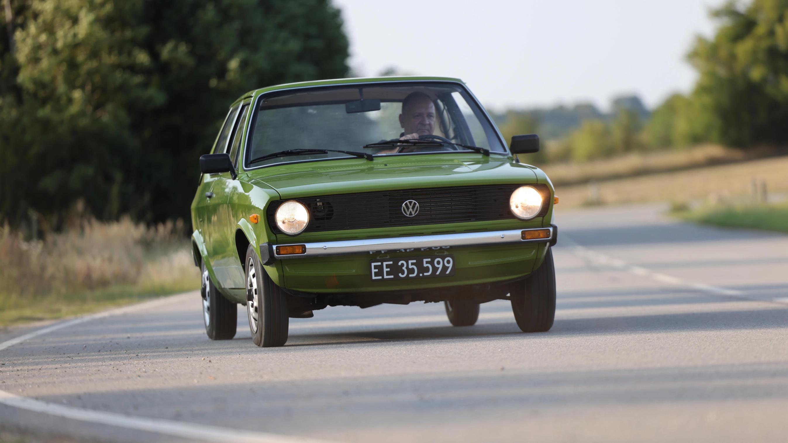 Ældre VW Polo kører på en landevej