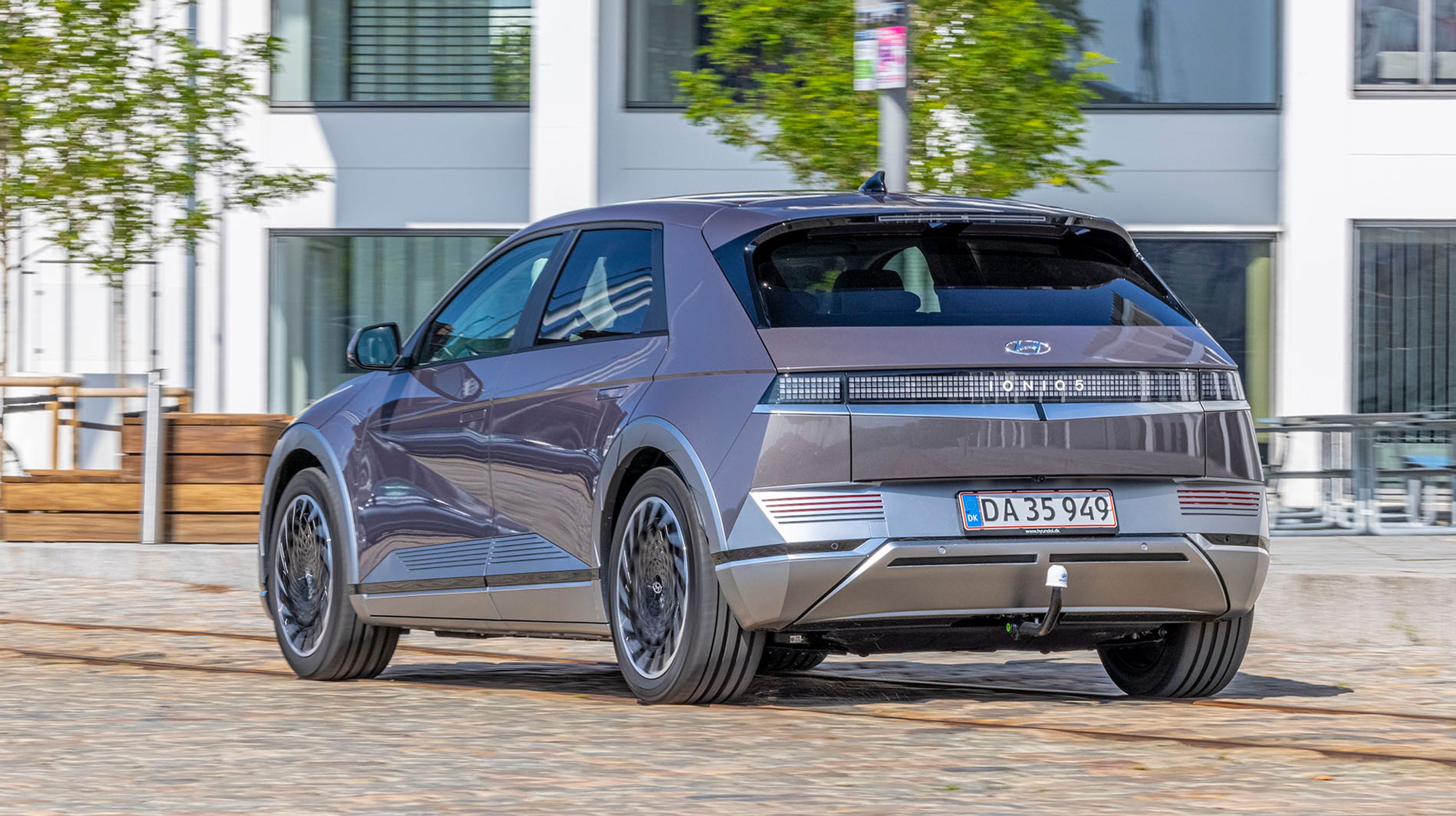 De skarpe linjer går igen overalt i designet, og baglygterne er fint integreret i det opsigtsvækkende design. Vi savner dog en visker ved bagruden.