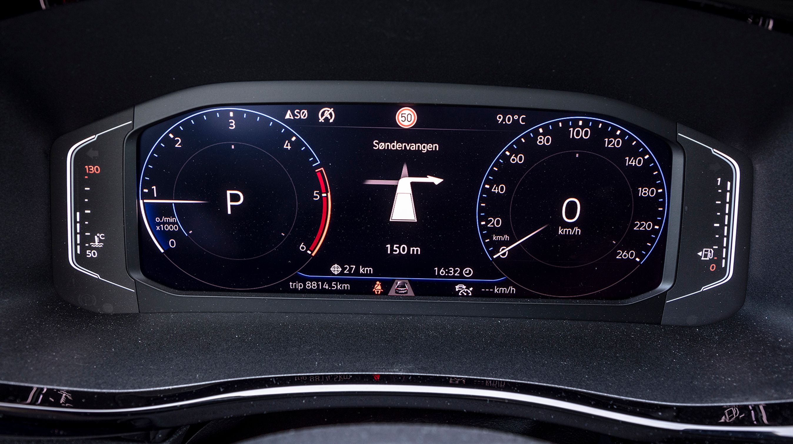 Det digitale cockpit kan indstilles med flere visninger efter eget ønske. Alle menuer er på dansk.