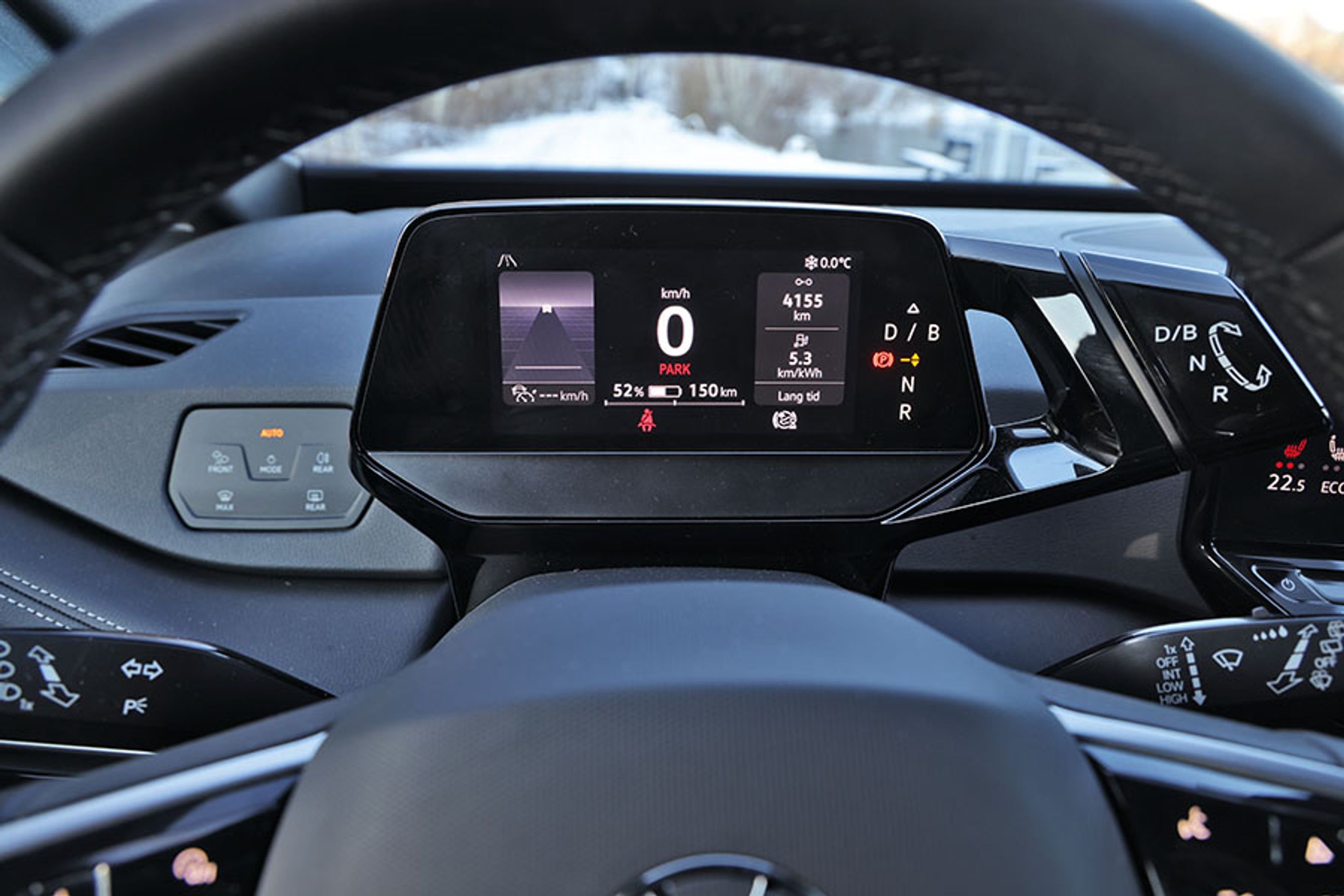 Den lille skærm er dit instrumenthus. Her kan du tydeligt se farten og de fartgrænser, som bilen har registreret. Der er også kommet en kørecomputer i højre side, det er en klar opgradering i forhold til første generation af bilens software.