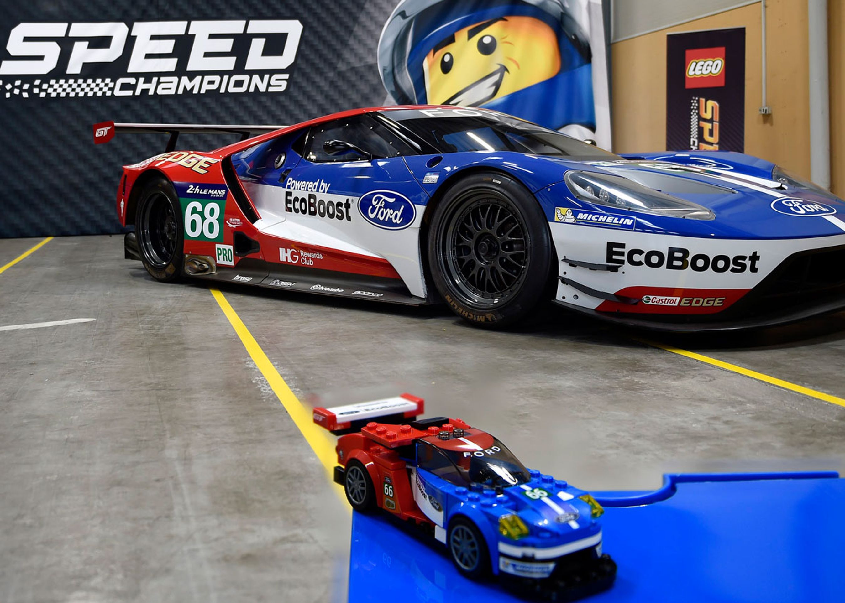 Ford GT fås nu som Lego-sæt. Her er det den ægte vare og den klodsede udgave sammen. Foto: Ford