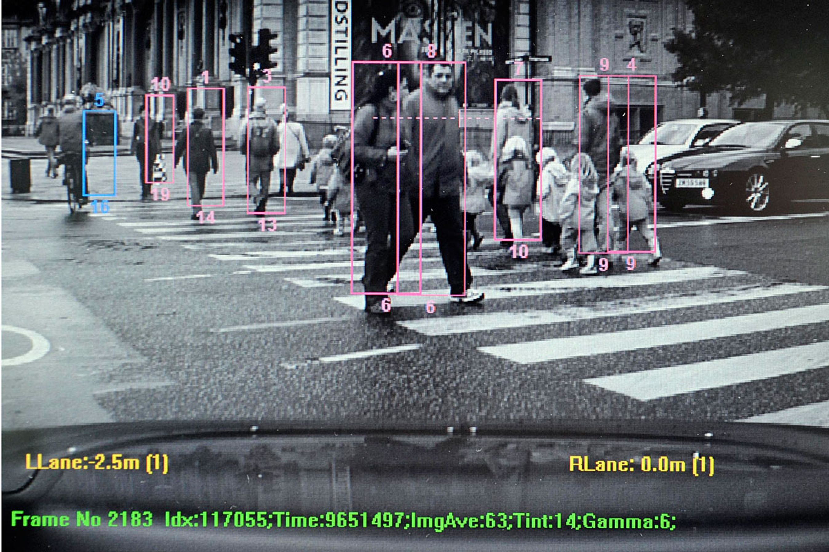 Sådan ser kameraet trafikken. De farvede rektangler er identificerede objekter. Det lille tal nedenunder er afstanden i meter.