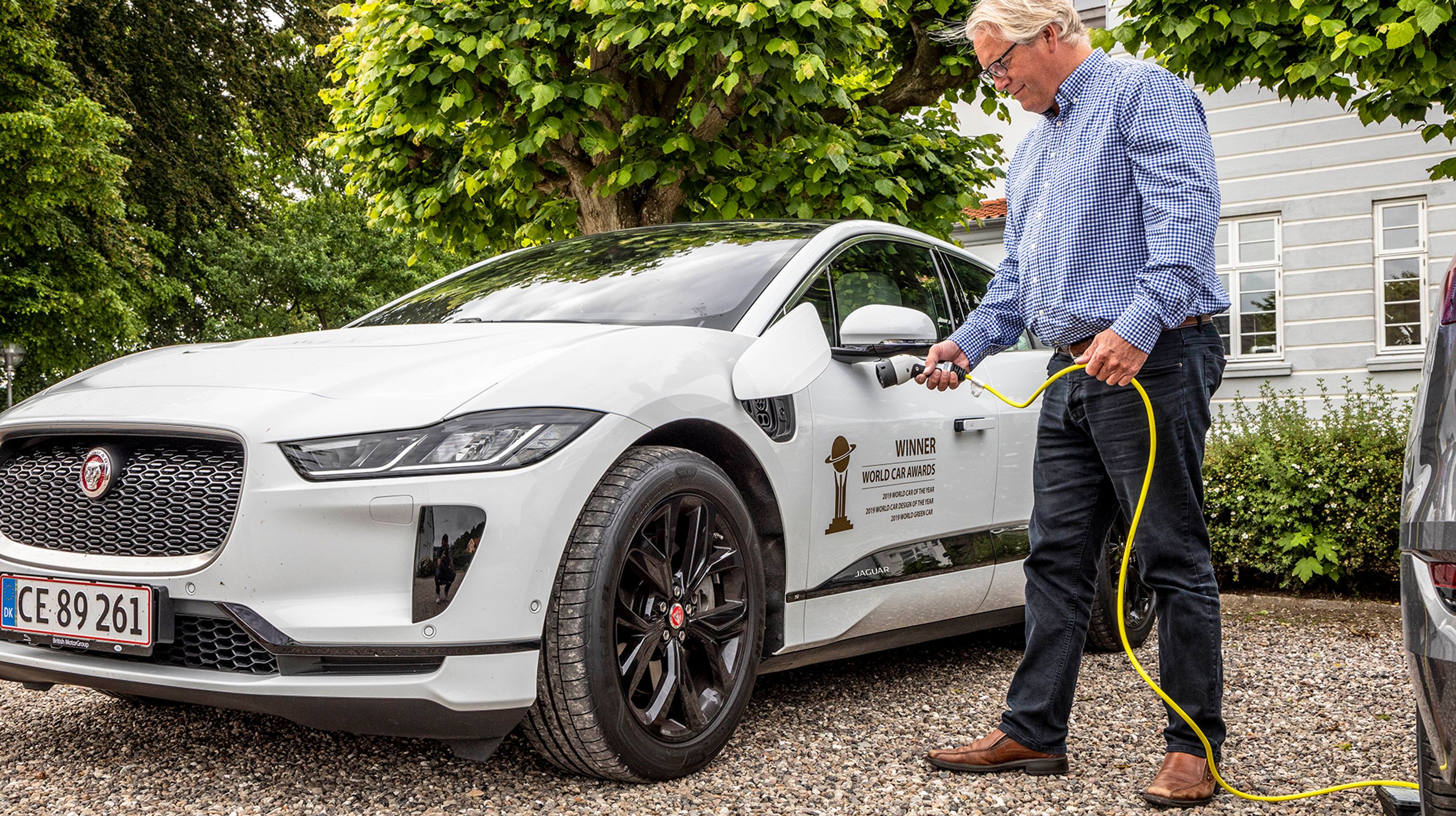 Ladetiderne er ikke Jaguars stærkeste side. Ved en normal ladestander skal den stå og lade i over et døgn, mens man ved en lynlader kunne få 200 km på bilen på 40 minutter.