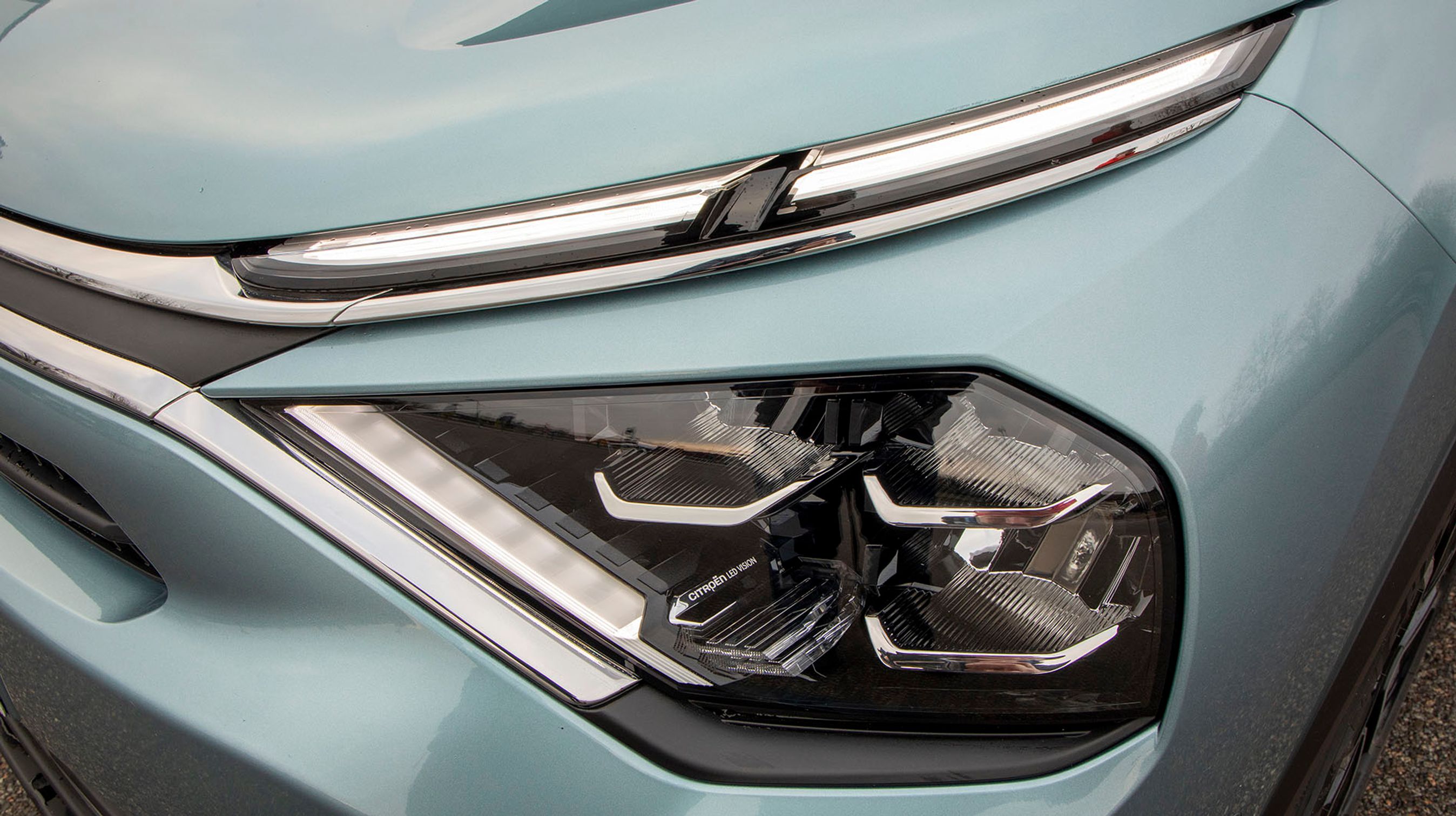 De smalle lygter foroven gør det ud for kørelyslygter, mens de ret store åbninger nedenfor huser LED-forlygterne til nær- og fjernlys.