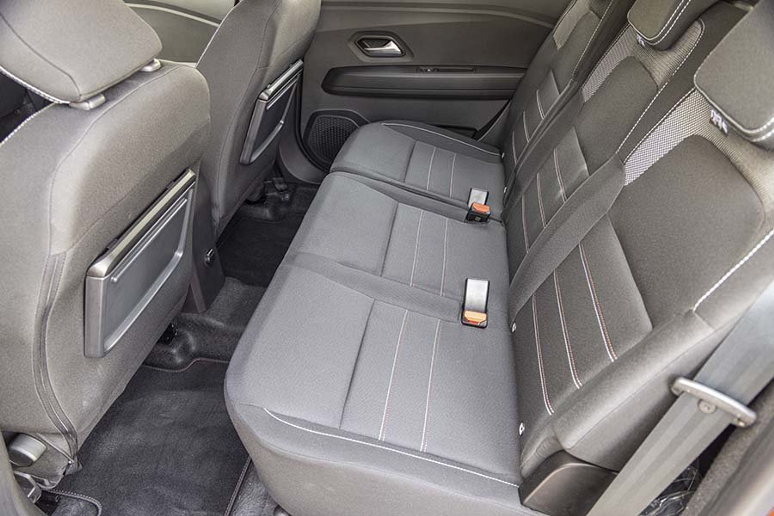 Bagsædet kan ikke justeres i længden, og det er ærgerligt, for benpladsen på bagsædet er kneben.