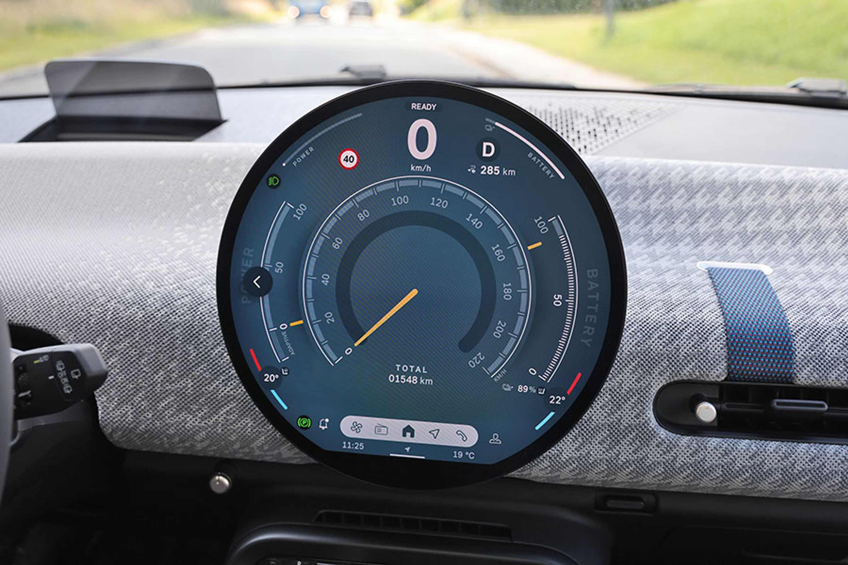 Skærmen har fem forskellige temaer, afhængig af hvilket køreprogram du vælger. Det handler dog mest om, hvilket udtryk du ønsker på skærmen. 