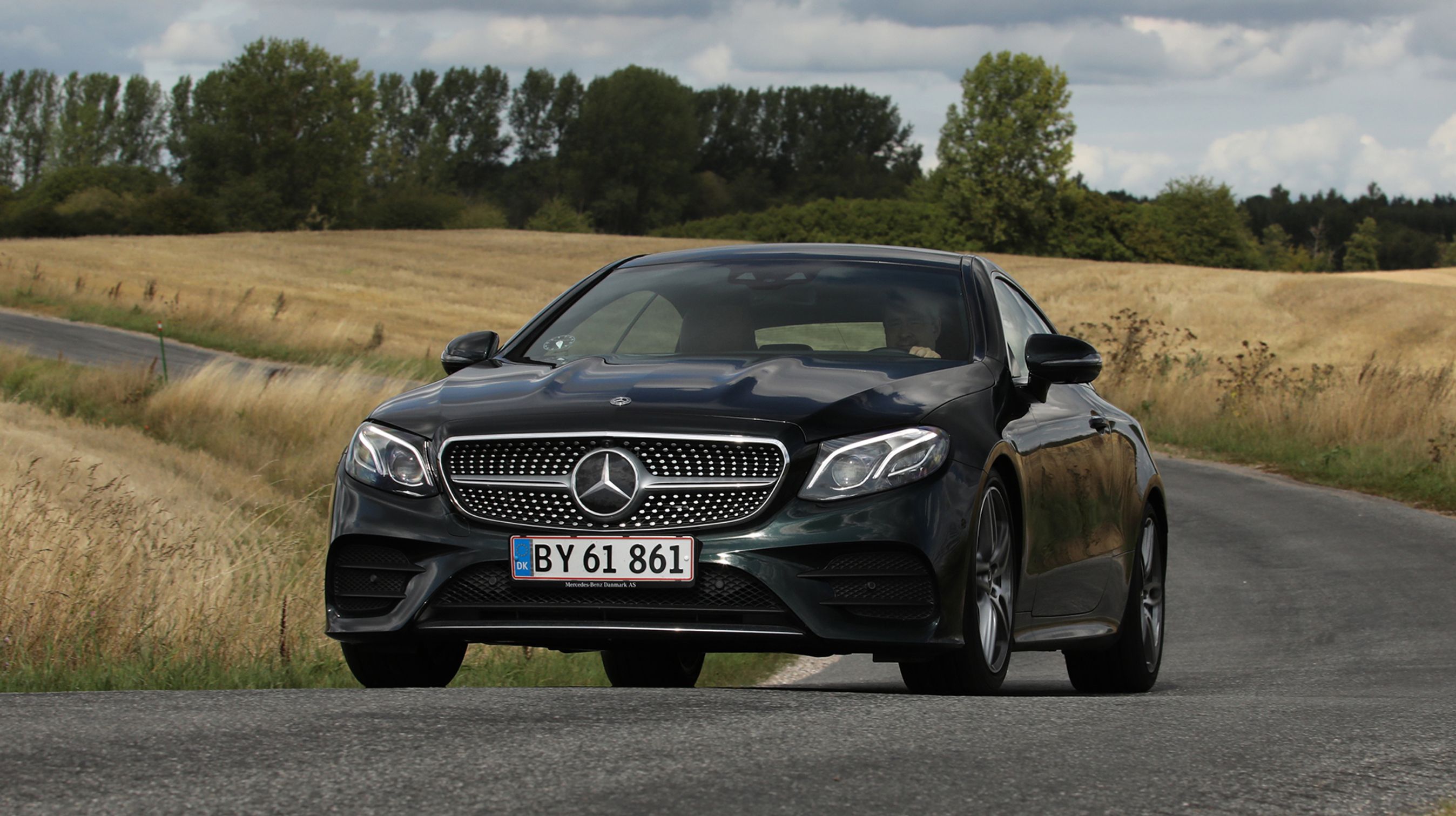 Den er smuk at se på og lækker at køre. Coupé udgaven af Mercedes-Benz E-klassen er et farvel til praktiske løsninger og et goddag til et flot design.