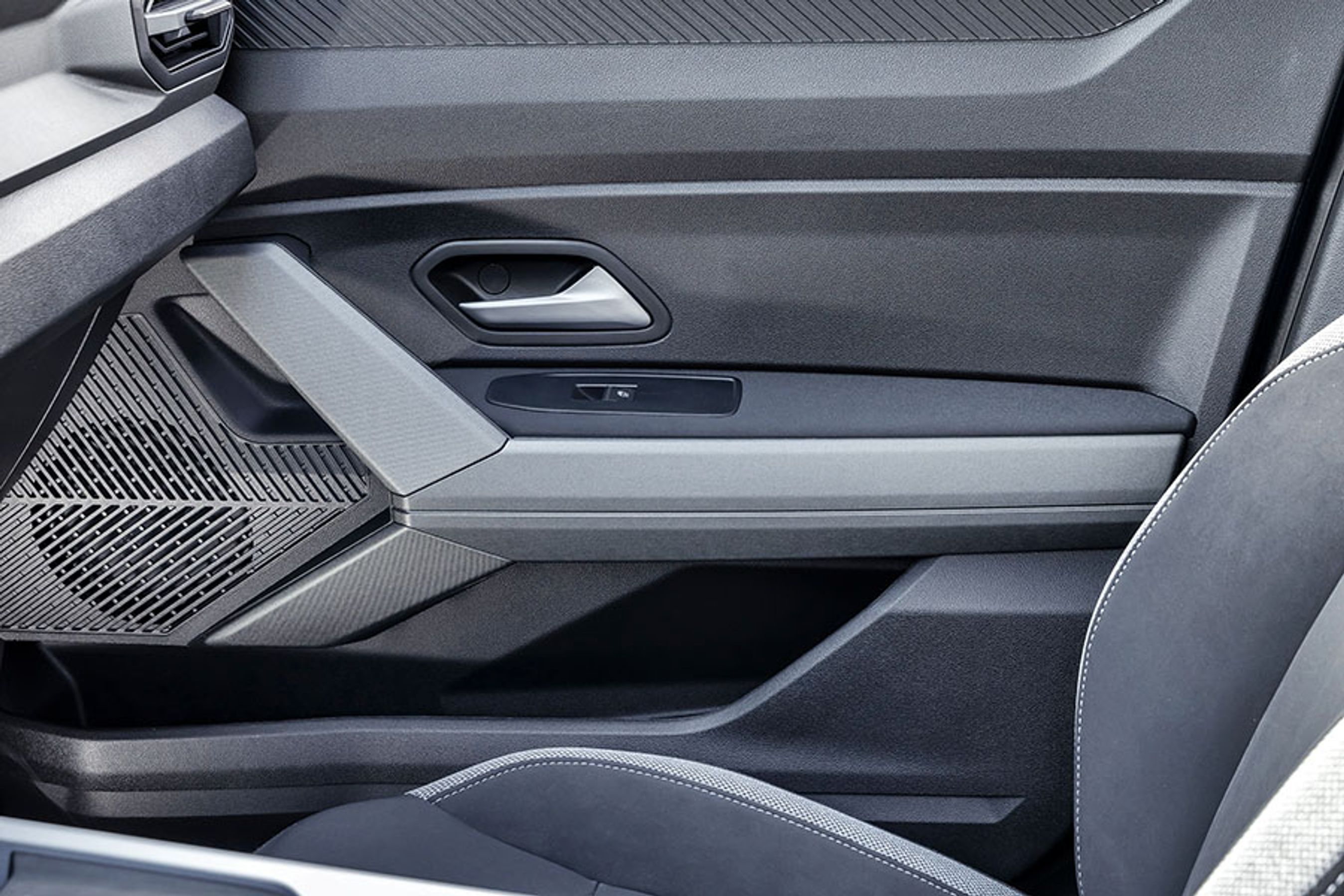 Dørsiderne er flot designet, men de er lavet i stenhård plast, hvilket skal holde både pris og luksus-fornemmelsen nede.