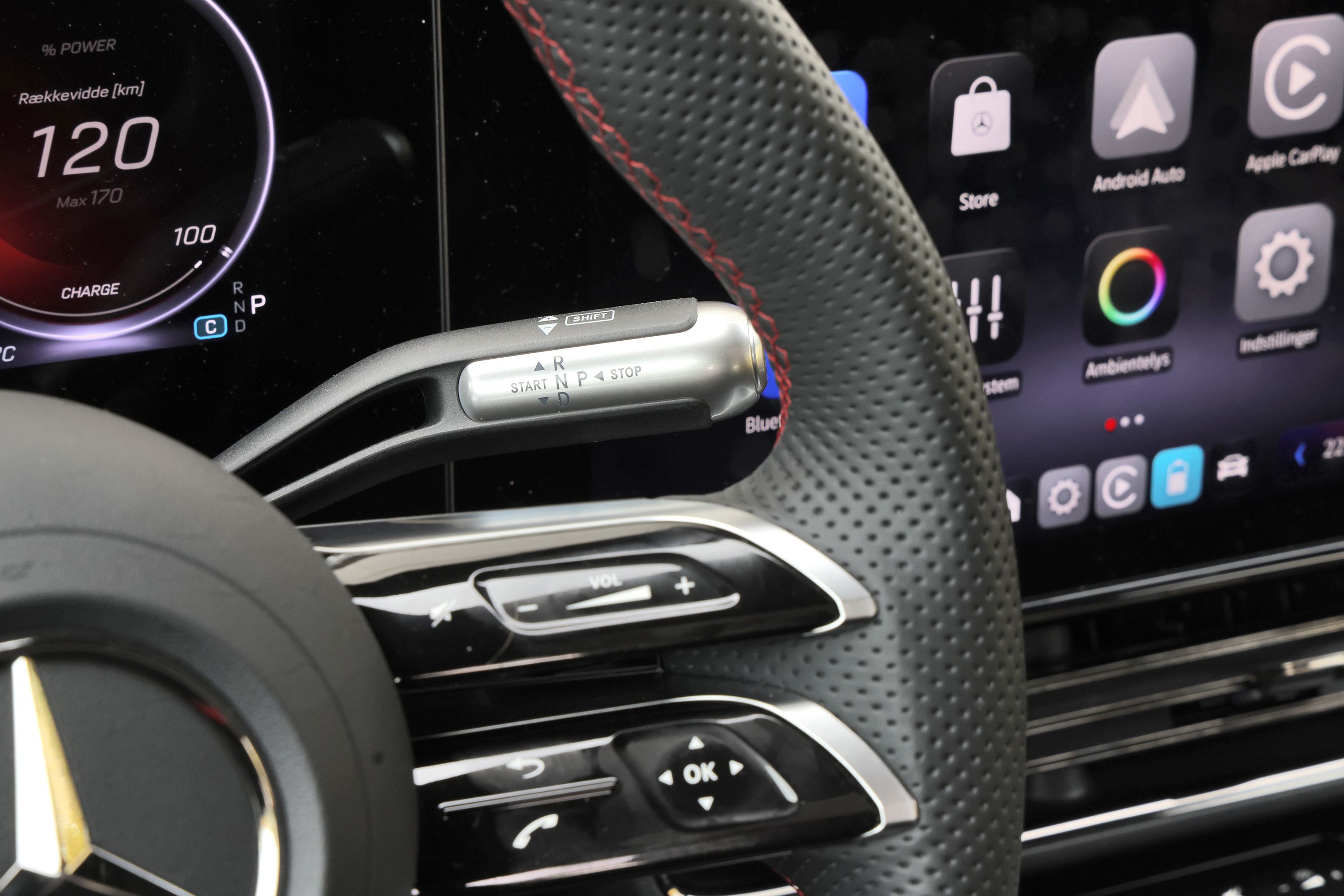 Gearvælgeren bag rattet i en Mercedes-Benz CLA. 