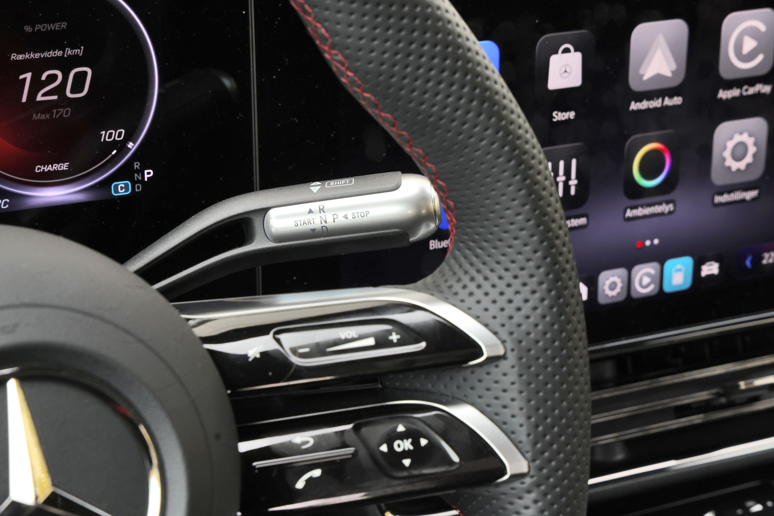 Gearvælgeren bag rattet i en Mercedes-Benz CLA.