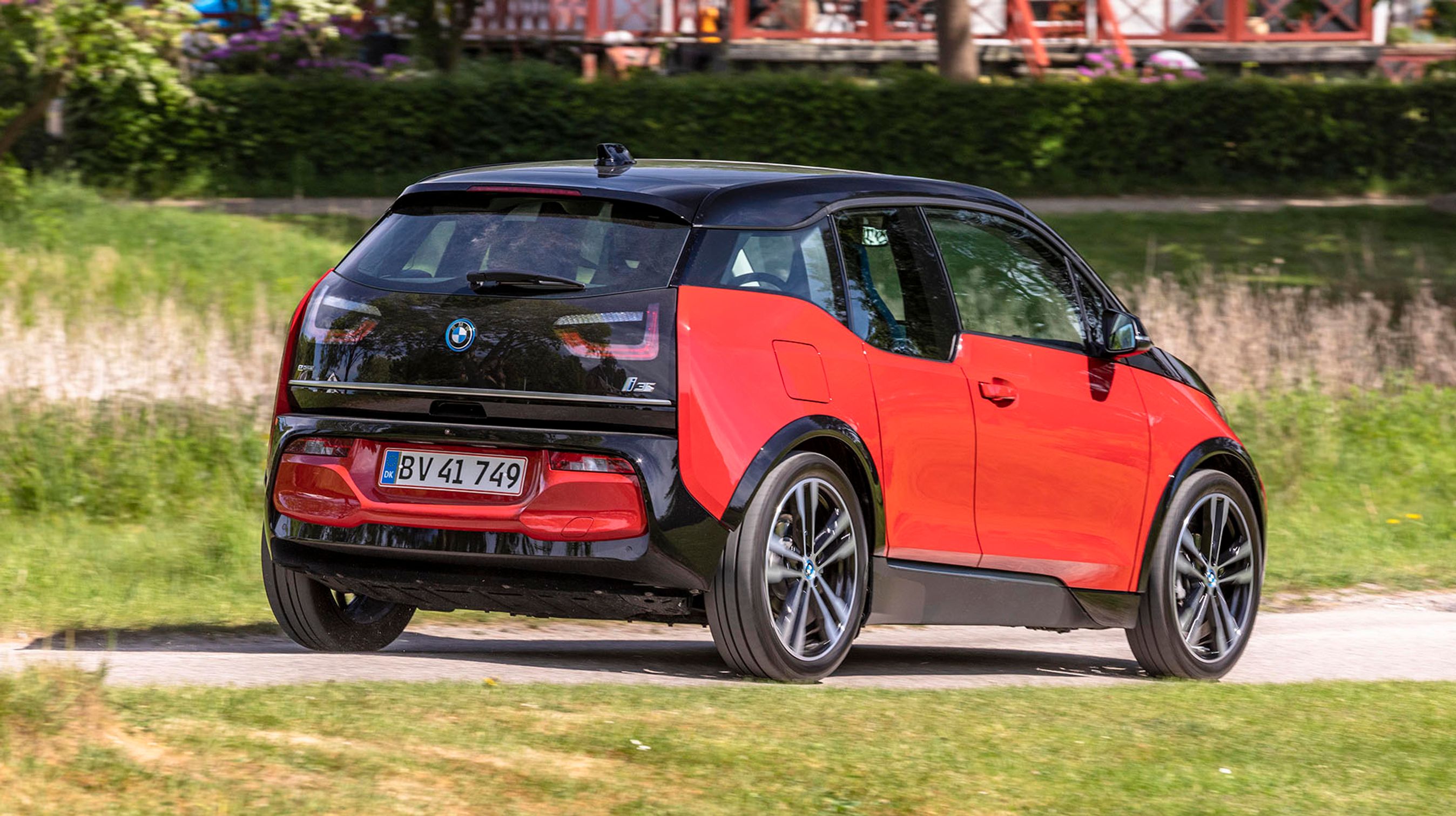 Bagtil har S-udgaven fået bredere sporvidde samt små justeringer i designet, så den fremstår mere aggressiv. Lidt sjovt at en miljøbil skal have et sportsprædikat.