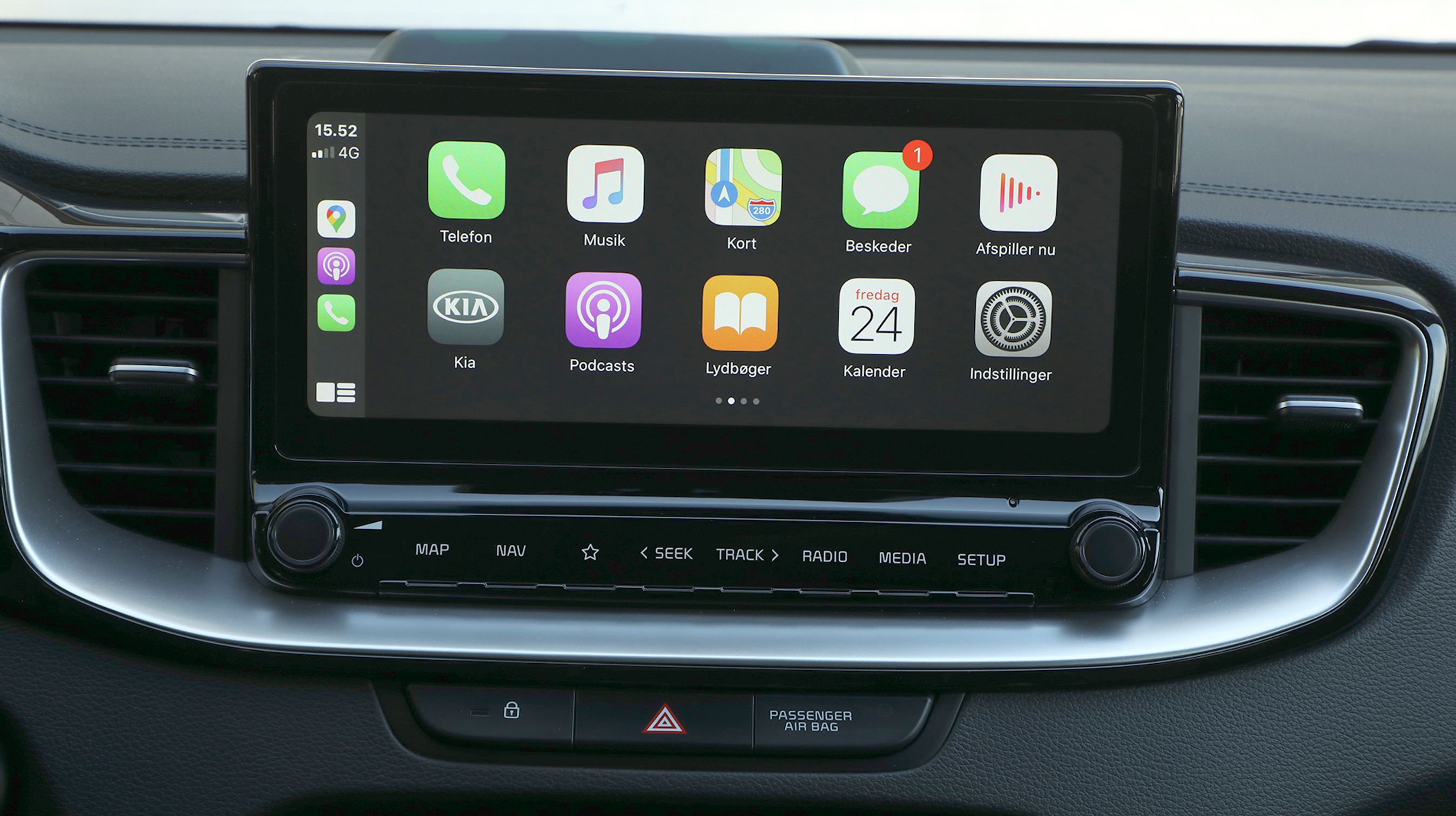 Den store 10”-skærm udnytter muligheden for høj opløsning i Apple CarPlay og kan også vise Android Auto. Men basisskærmen på 8 tommer har også mobilopkobling. 