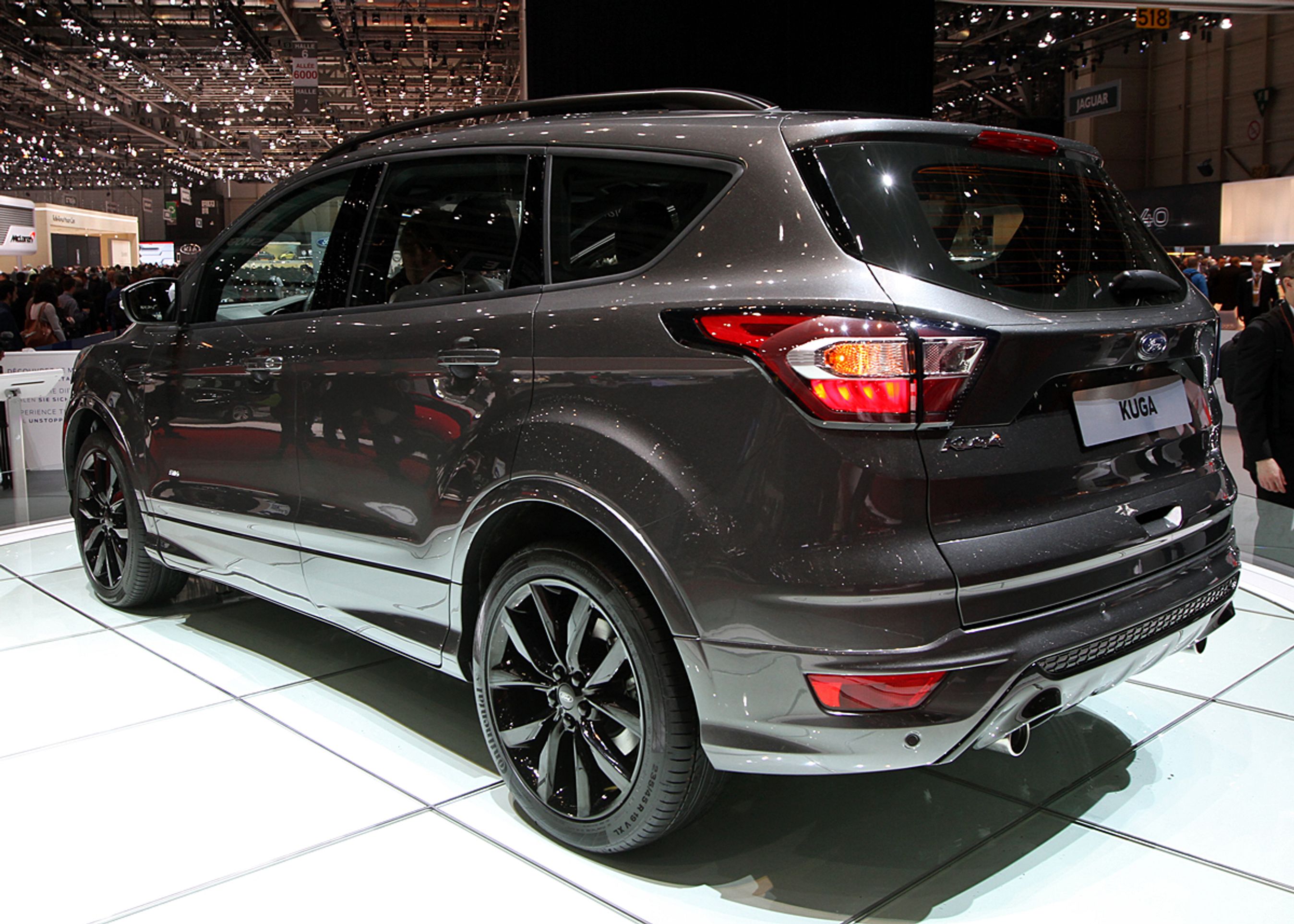 Baglygterne har fået en design-overhaling, Trækkrogen gemmer sig automatisk under bilen, når den ikke er i brug, Fotos: Torben Arent