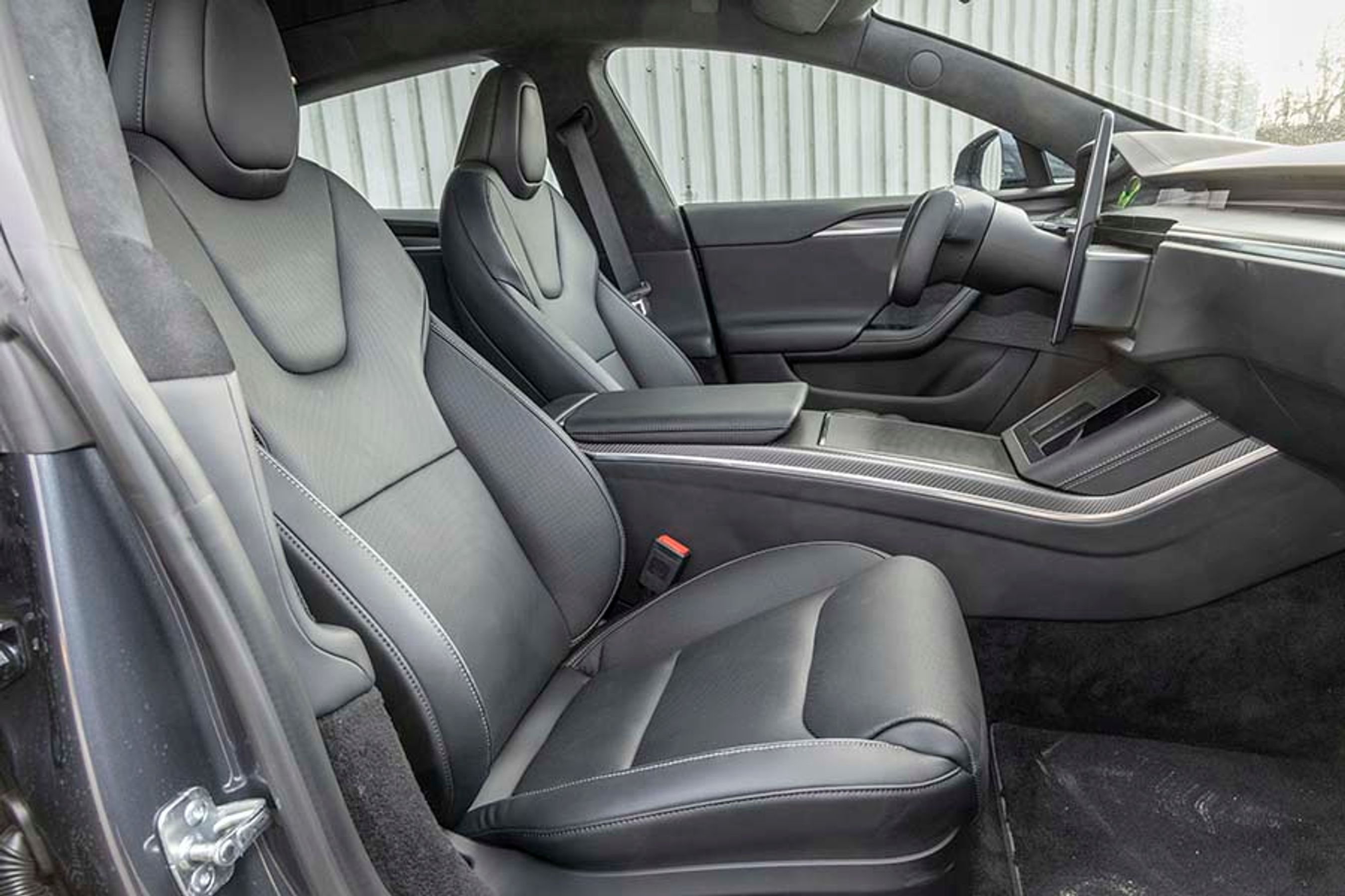 Sæderne er blevet bedre end før, men de er ikke på niveau med konkurrenterne i luksusklassen. Det er en generel udfordring på Teslas modeller, i Model S savnes bl.a. justerbar lår- og hovedstøtte. 