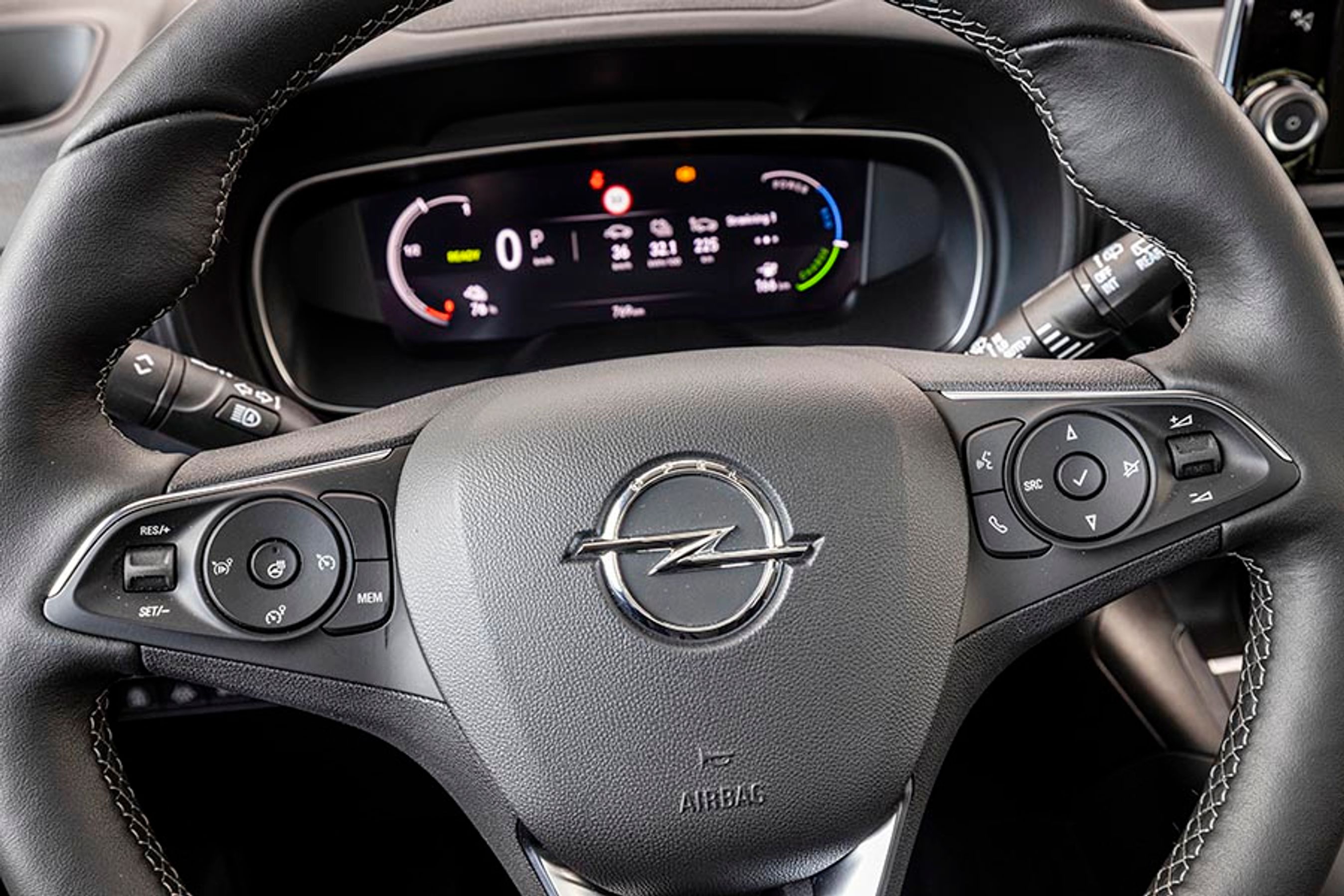 På venstre side af rattet styres fartpiloten. Den er ikke af den adaptive slags, og en sådan fås heller ikke. Til gengæld er der varme i rattet – rart på en vinterdag.