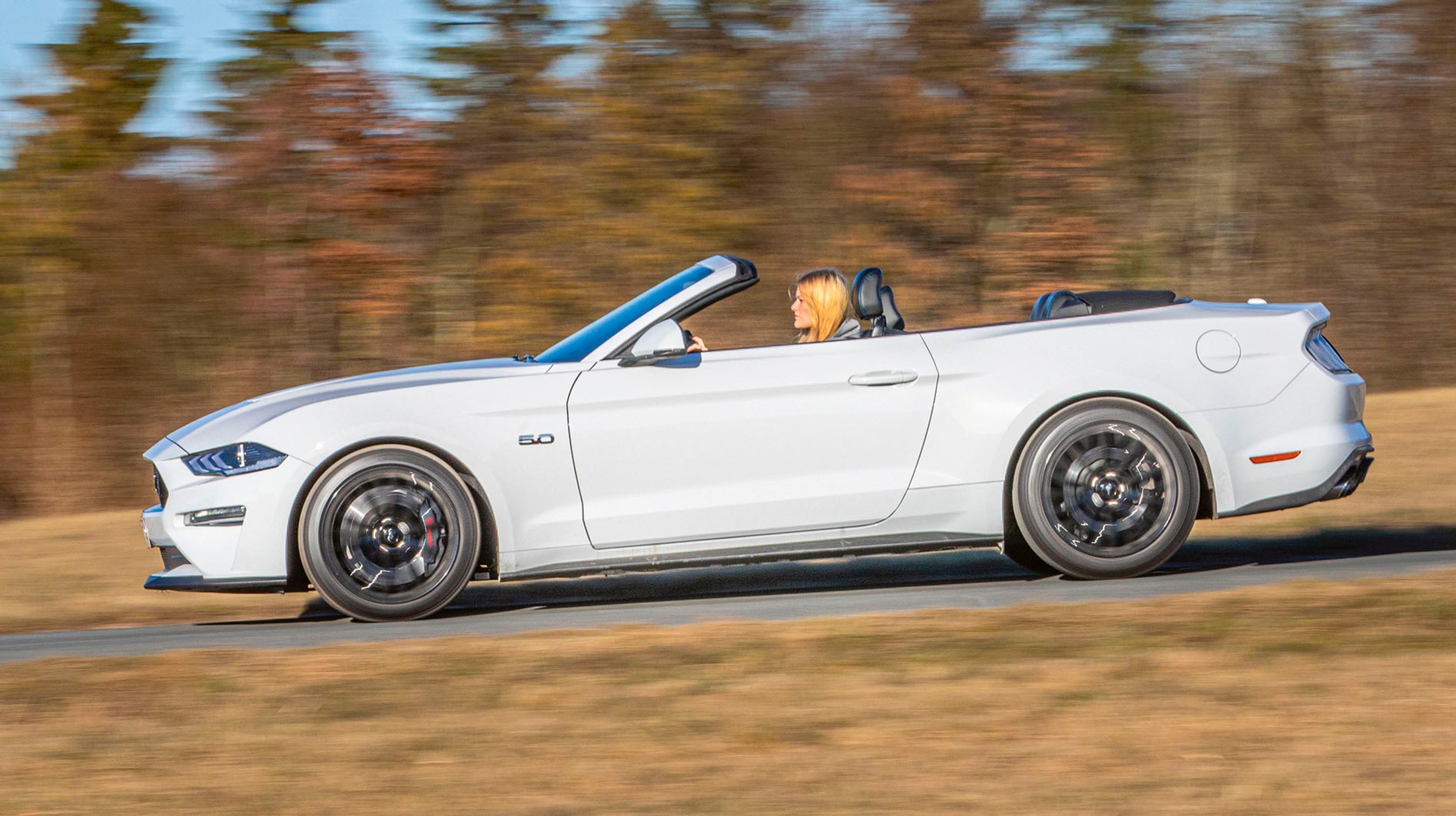 Selv på en halvtrist dansk martsdag kan man åbne taget og drømme sig til den amerikanske vestkyst for en stund. Herhjemme kræver det dog, at varmen er skruet helt op, og at man har tændt varmen i både sæder og rat.