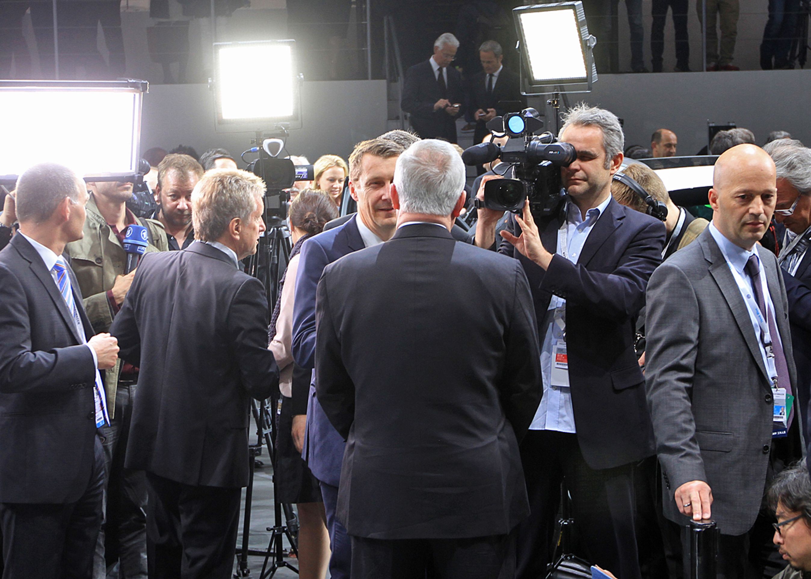 Koncernchef Martin Winterkorn (med ryggen til) er en efterspurgt mand, når han deltager i mediearrangementer. Han når formentlig at blive chef for verdens største bilkoncern, inden hans kontrakt udløber.