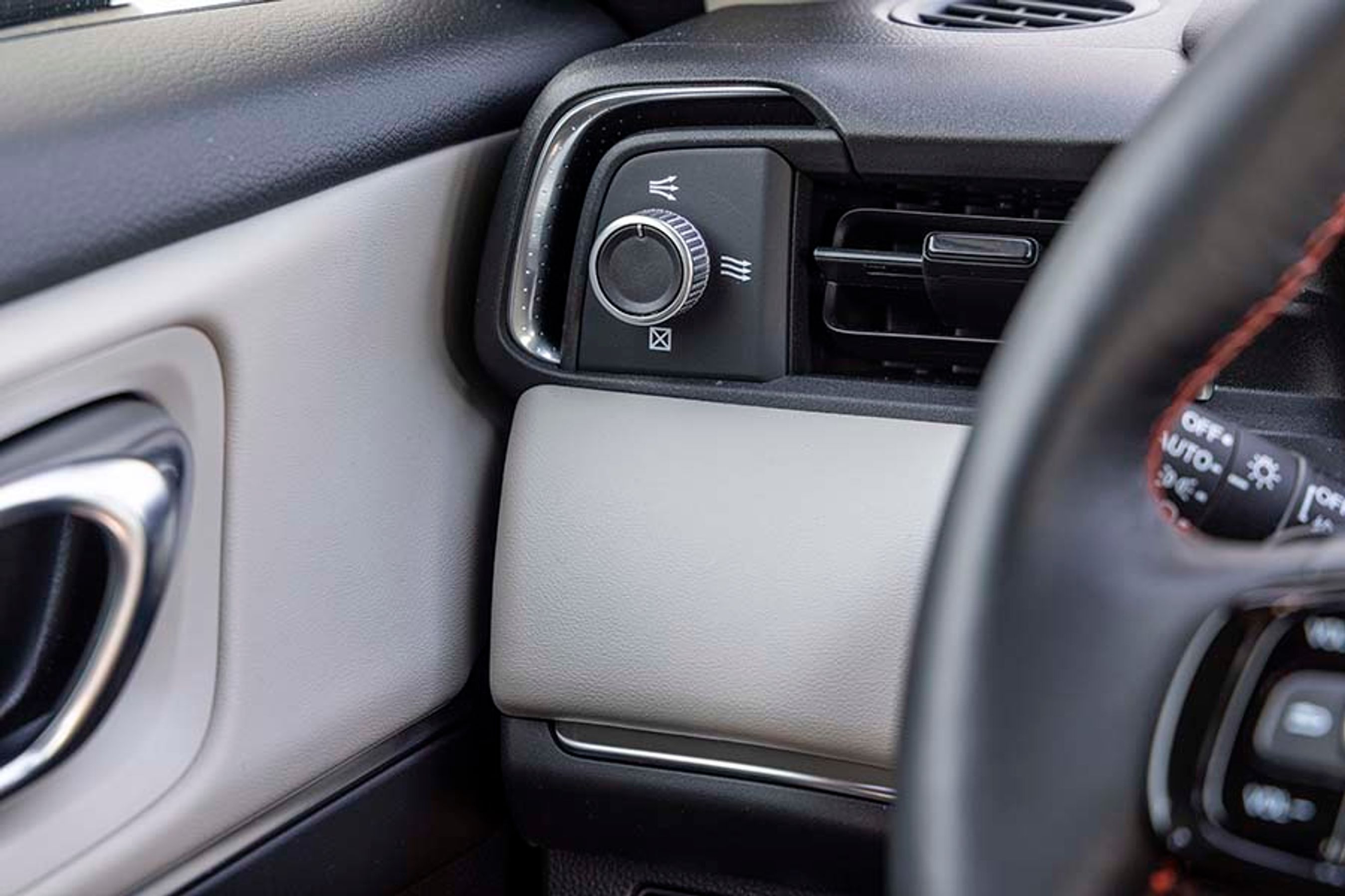 Med en drejeknap kan man justere luftstrømmene fra de enkelte friskluftdyser. Det fungerer fremragende.