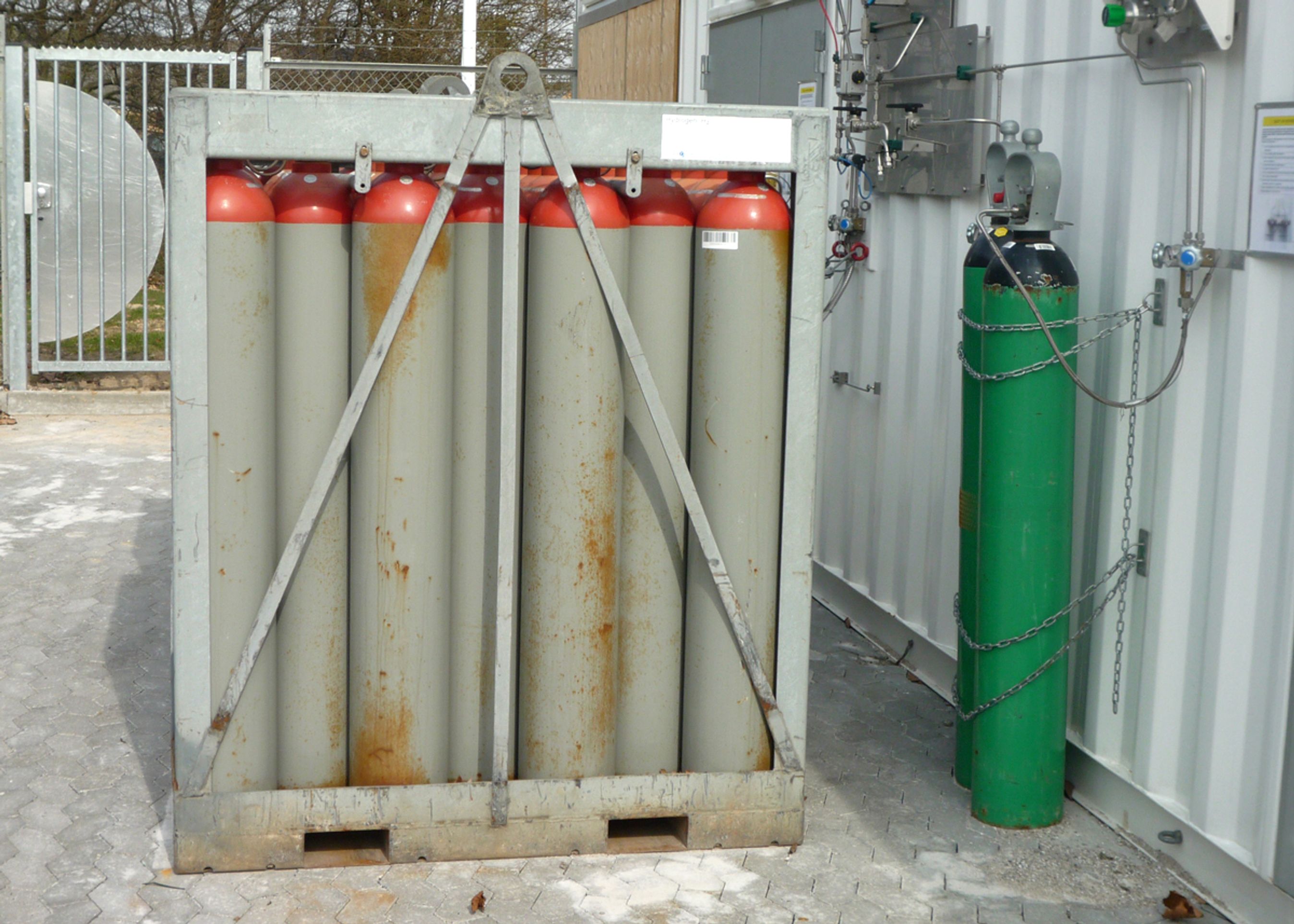 Indtil videre bliver brinten kørt til tankstationen i sådanne beholdere.