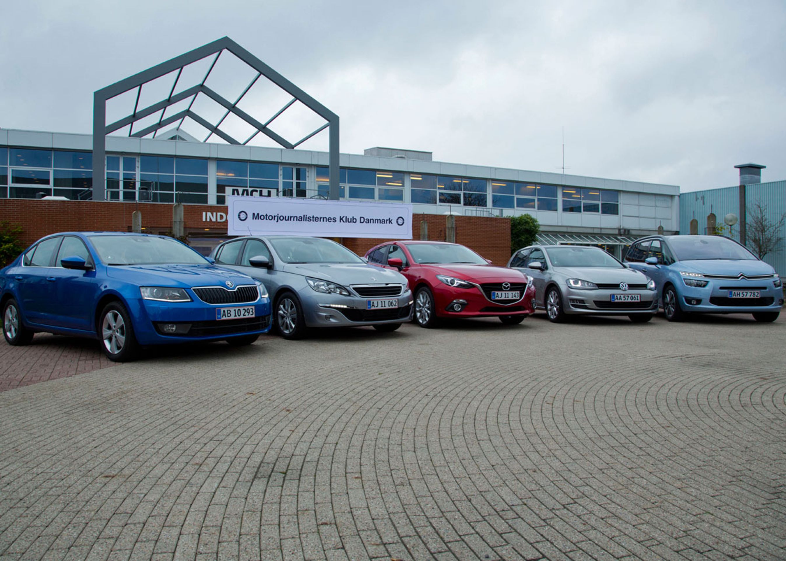 De fem finalister fra venstre: Skoda Octavia, Peugeot 308, Mazda 3, VW Golf og Citroën C4 Picasso. 