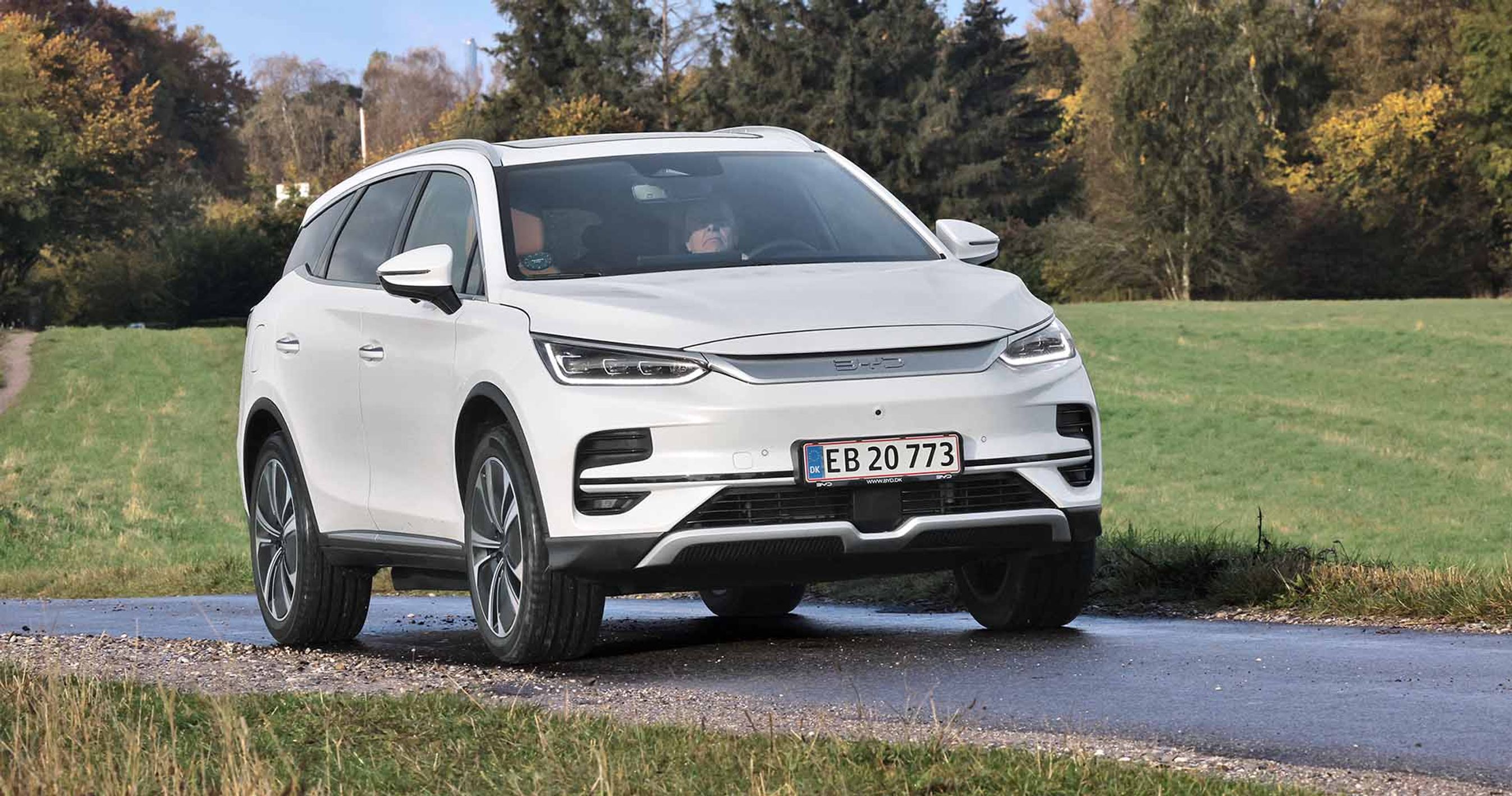 BYD Tang kører på en landevej med træer i baggrunden