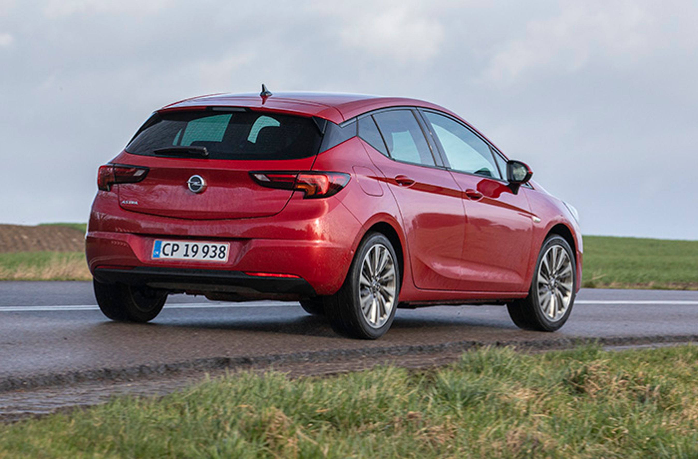 Designmæssigt er der ikke sket det store i forbindelse med faceliftet bagfra, men alle motorer er udskiftet. Topmodellen er denne benzinvariant med automatgear.