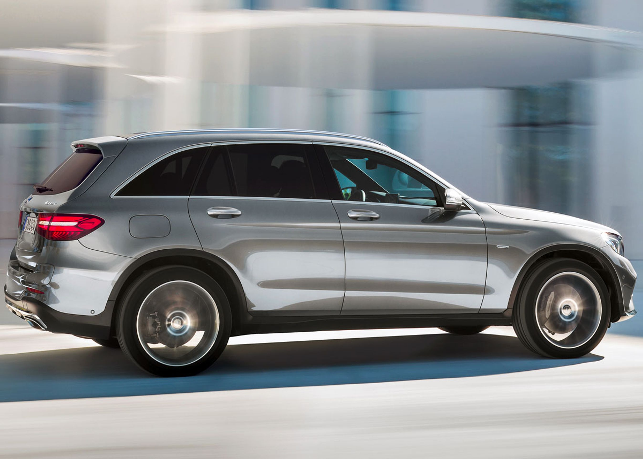 GLC har 12 cm større akselafstand end sin forgænger, GLK. Bilen fås med op til 20 tommer fælge.