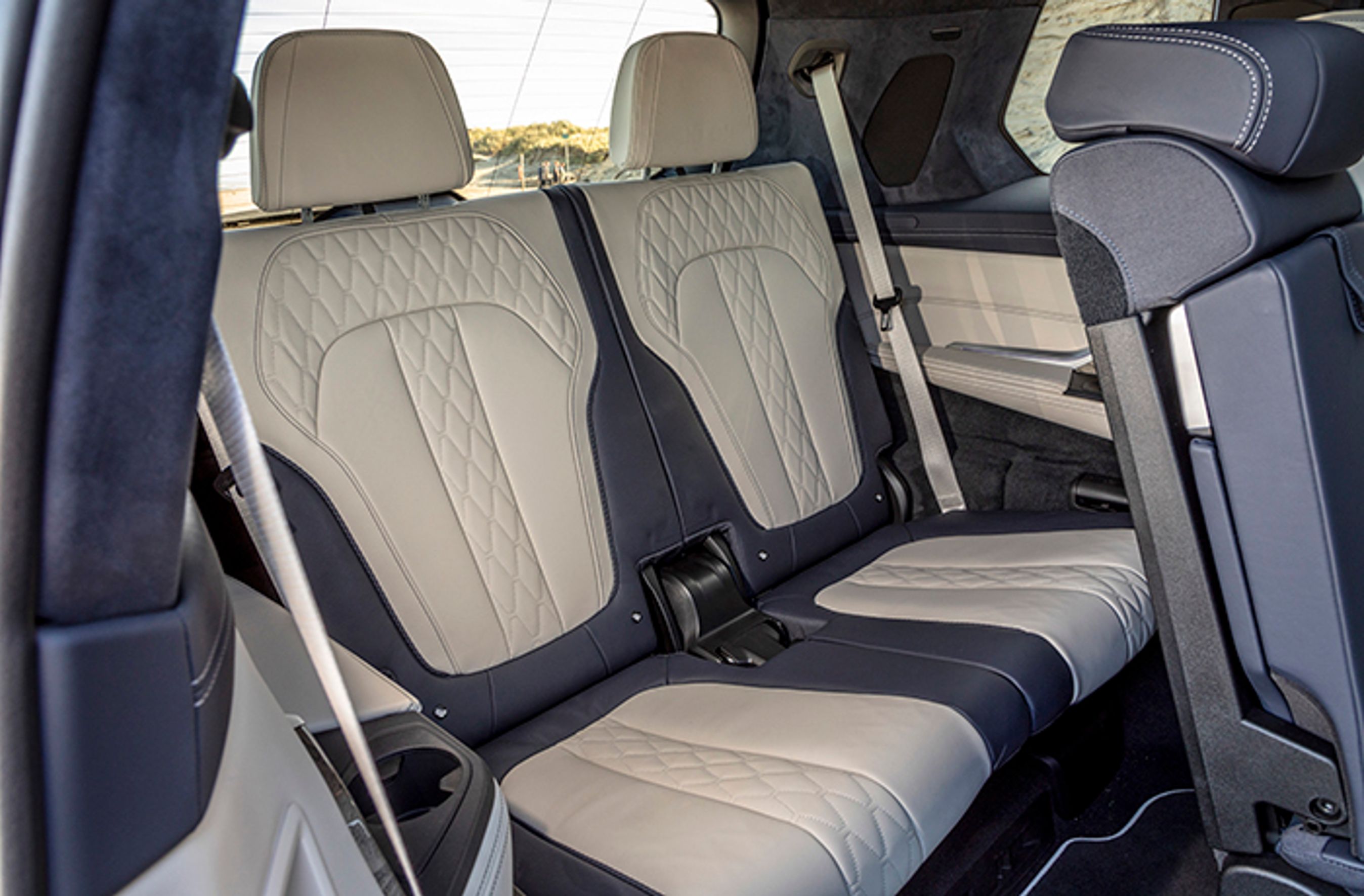 Ved tredje sæderække er der plads til to voksne. Sæderne er her læderbetrukne i to farver og naturligvis helt elektrisk betjent inklusive elektriske foldemekanismer.