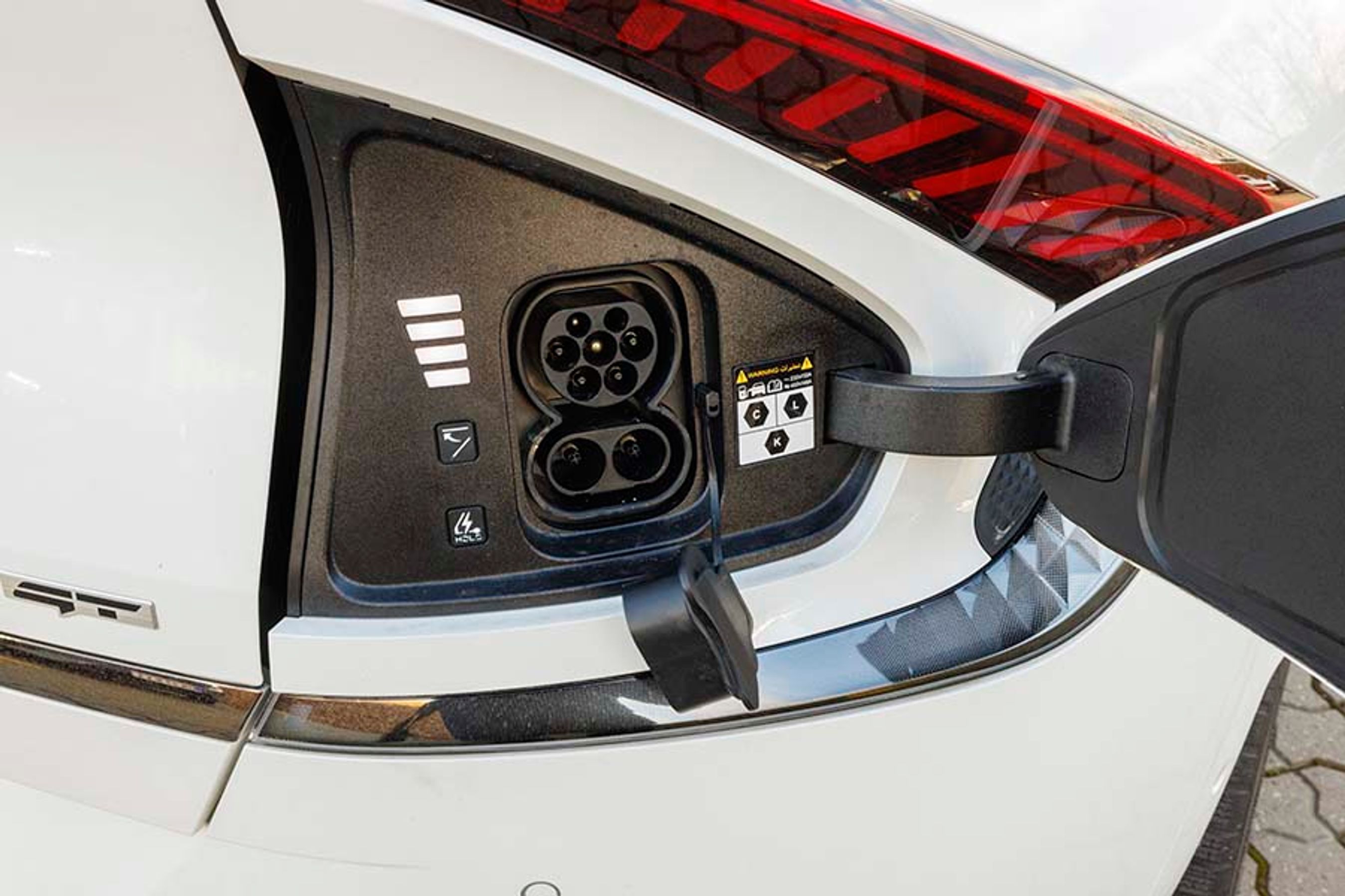 Ladestikket er gemt ved højre baglygte, og bilen lader med op til 11 kW hjemme. På lynladere kan den lade med op til 230 kW, men det kræver, at batteriet har den helt rigtige temperatur, og det kan være svært at opnå om vinteren. 