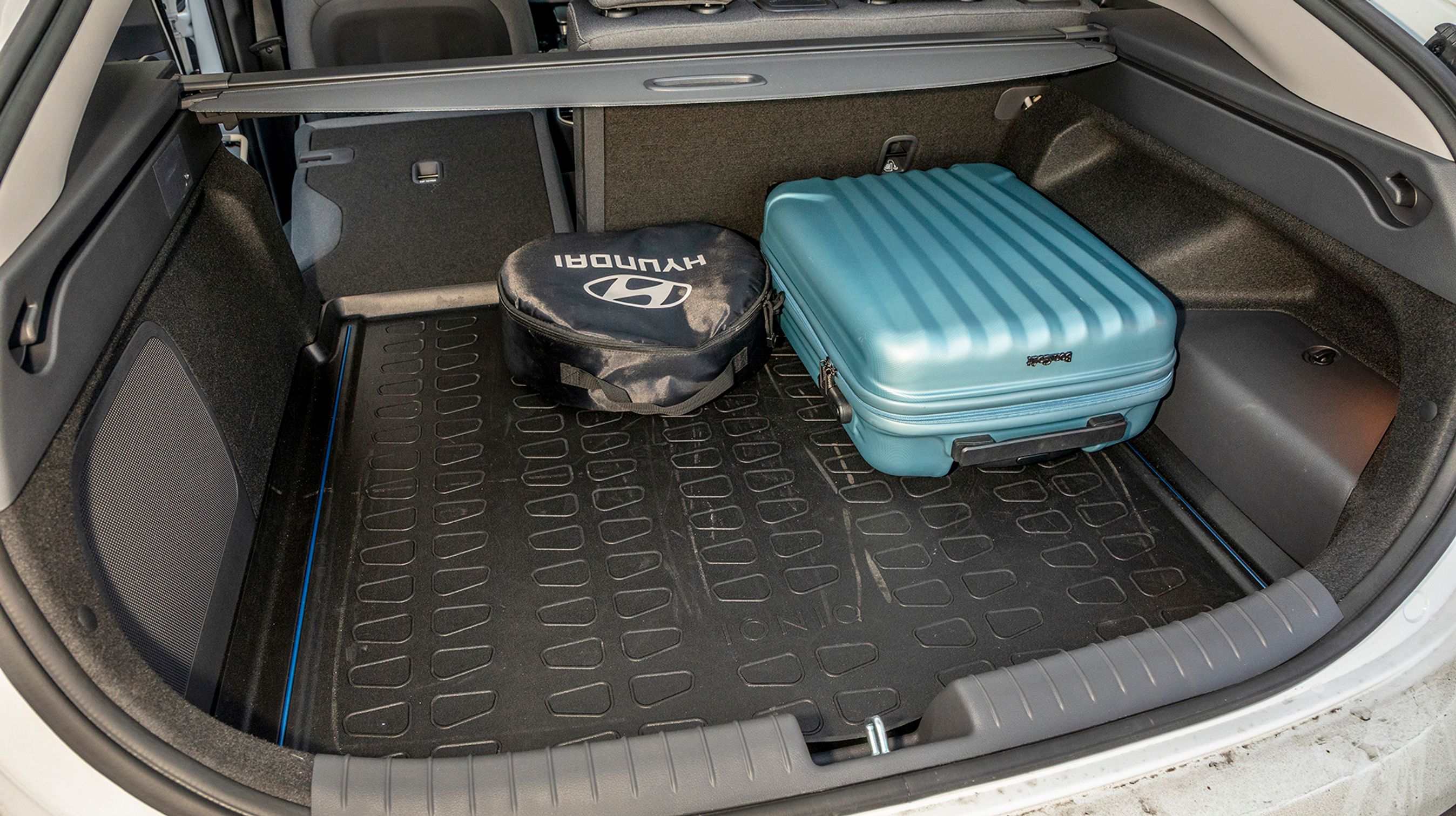 Bagagerummet er ikke Ioniq's stærkeste side, og særligt den lille højde kan give problemer, når man skal have bagagen ombord.