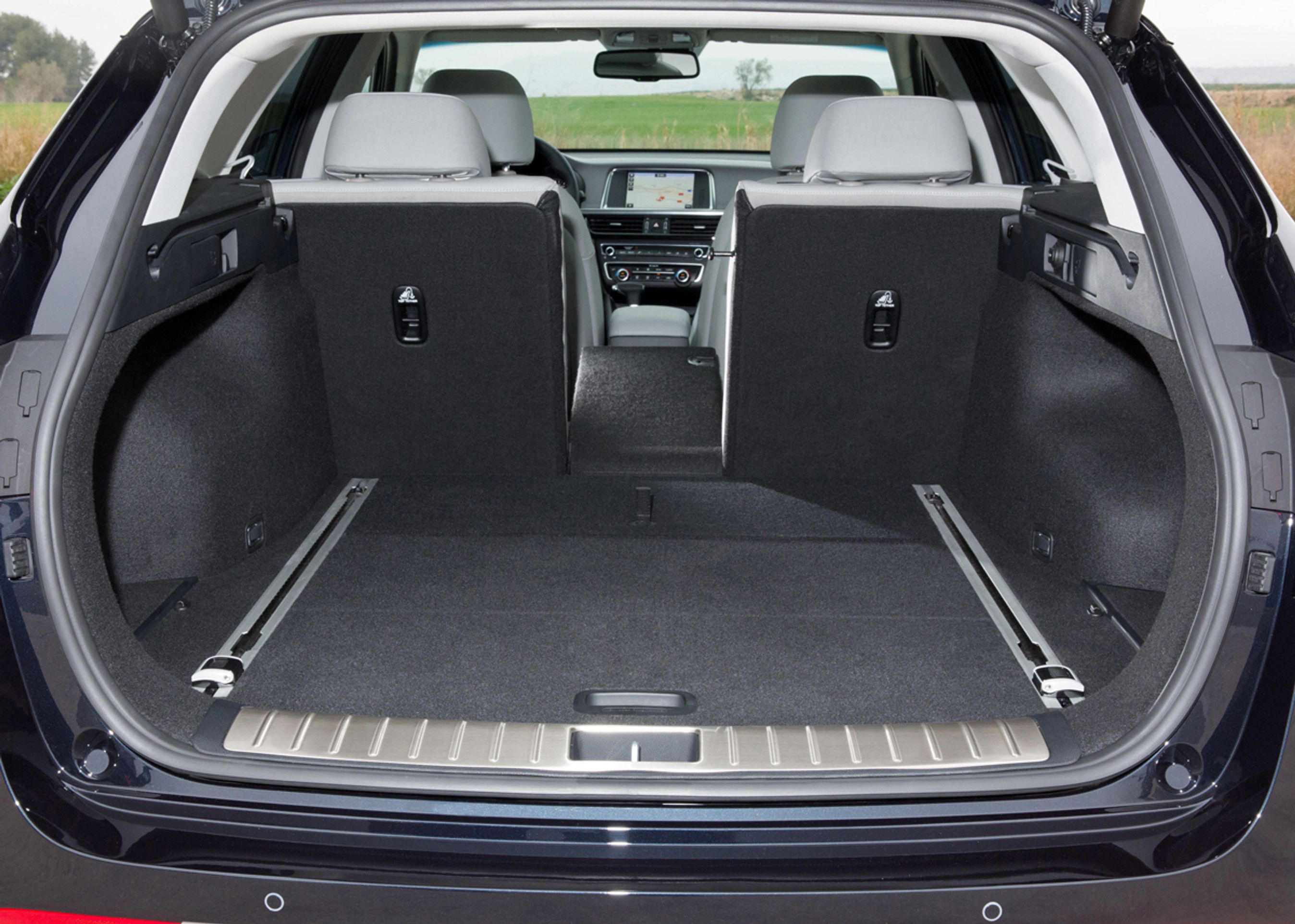 Stort, reelt og funktionelt bagagerum som det forventes i en stationcar. Bagsædet kan deles i forholdet 40:20:40.